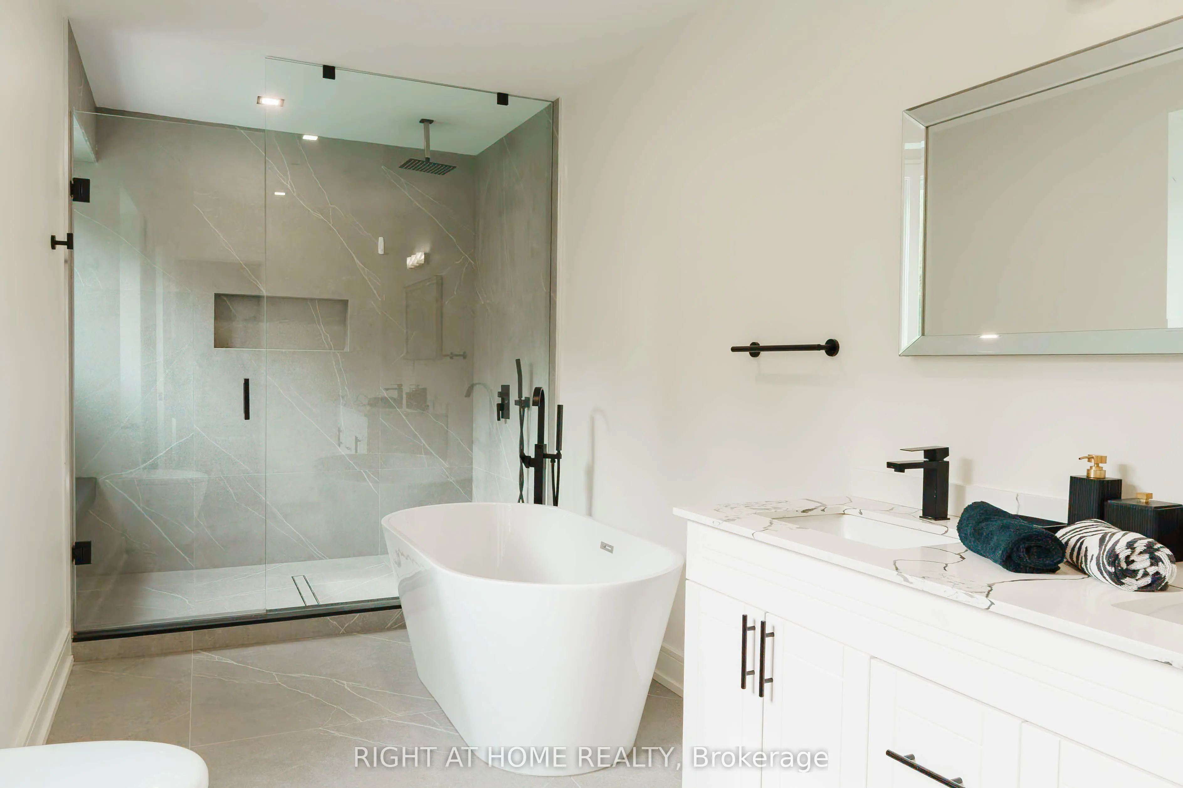 6 Ladyslipper Court N