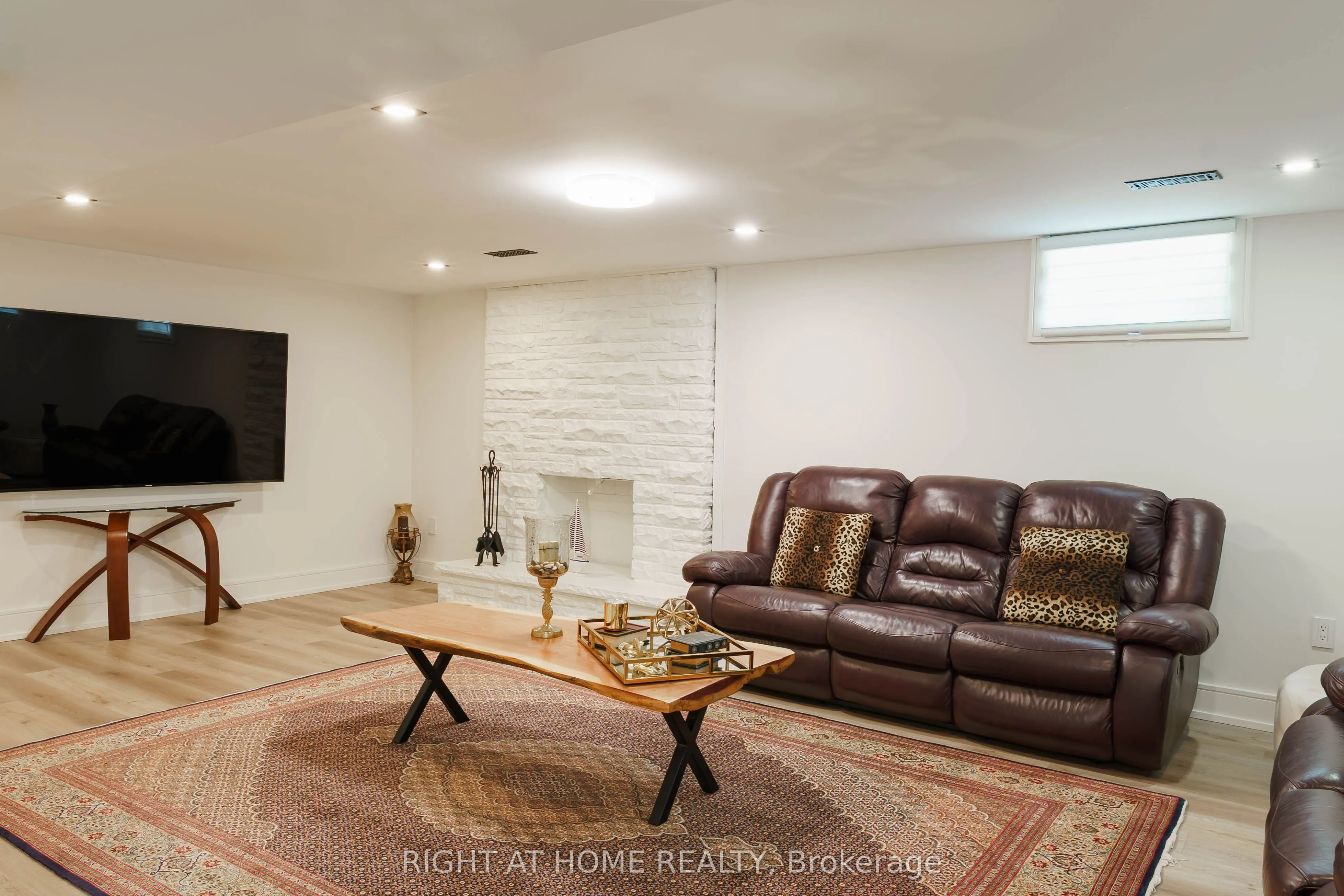6 Ladyslipper Court N