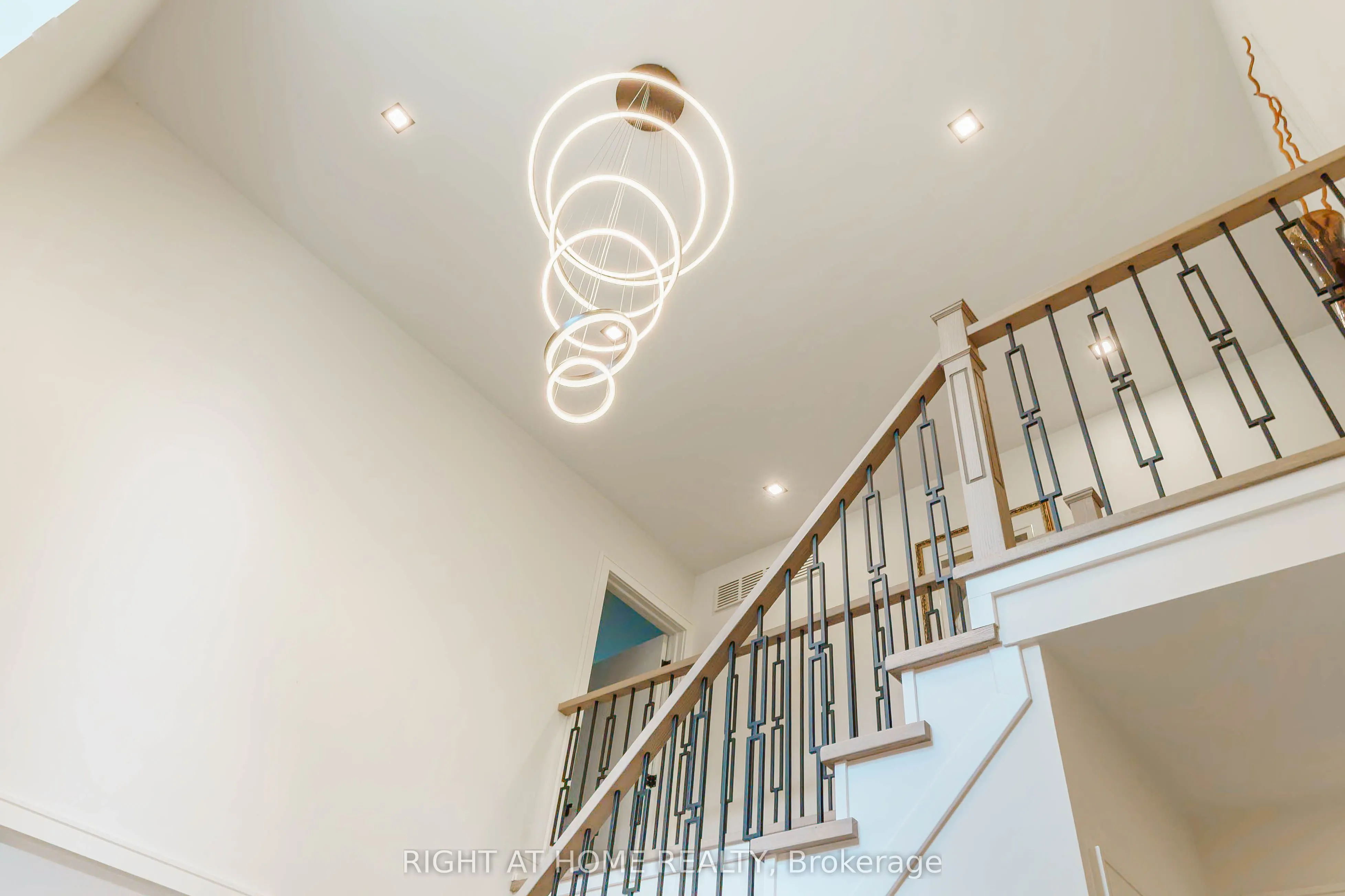 6 Ladyslipper Court N