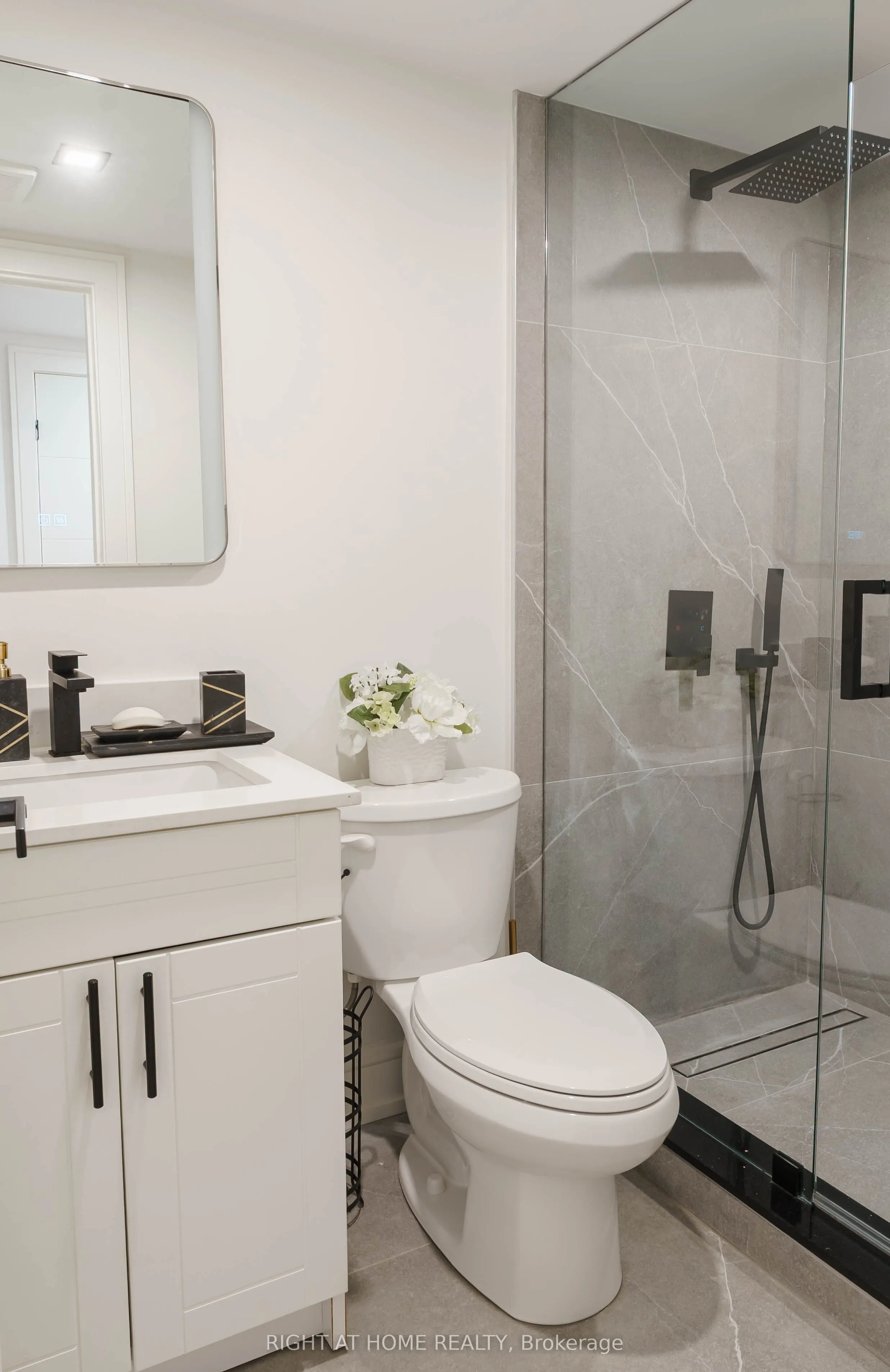 6 Ladyslipper Court N