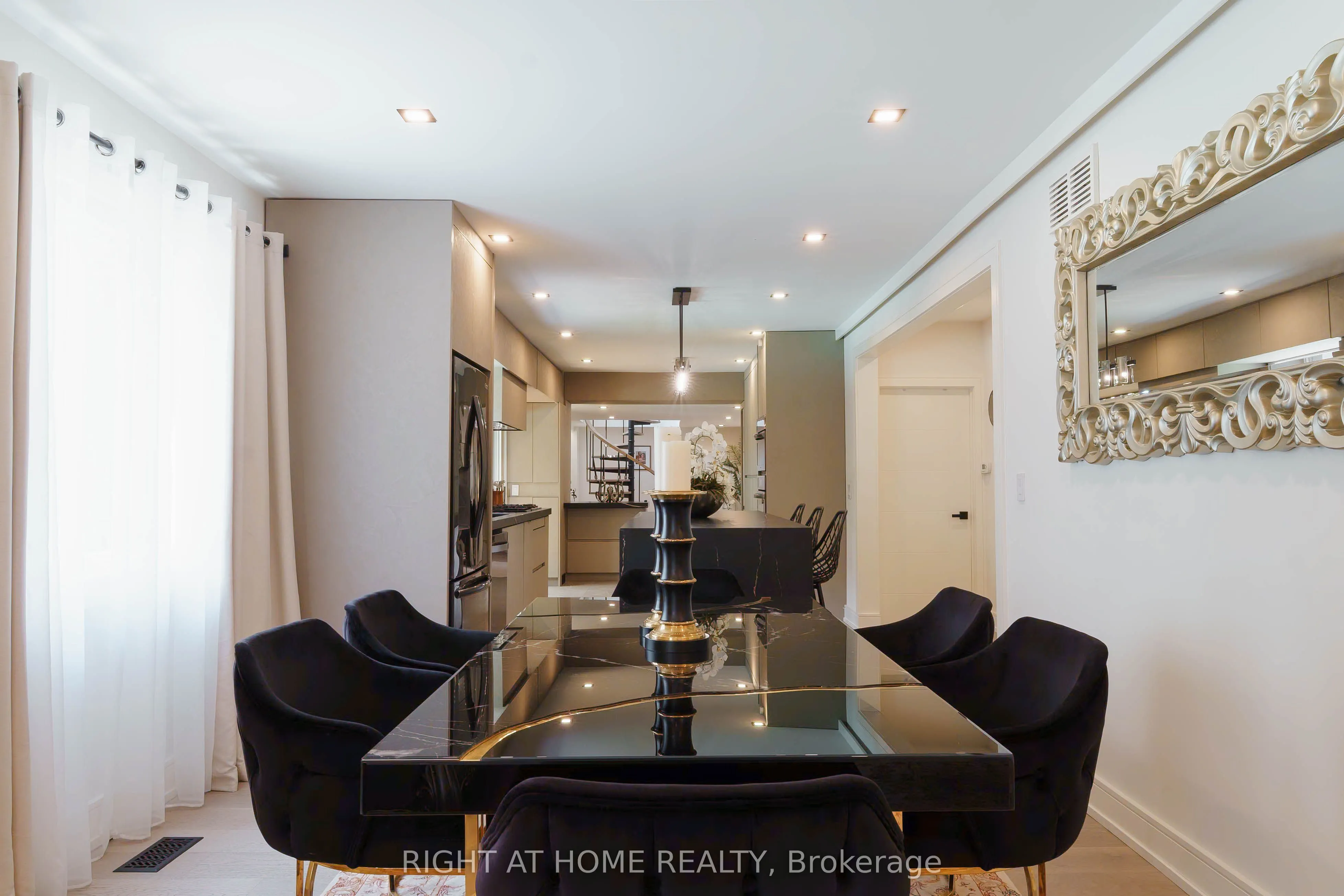 6 Ladyslipper Court N