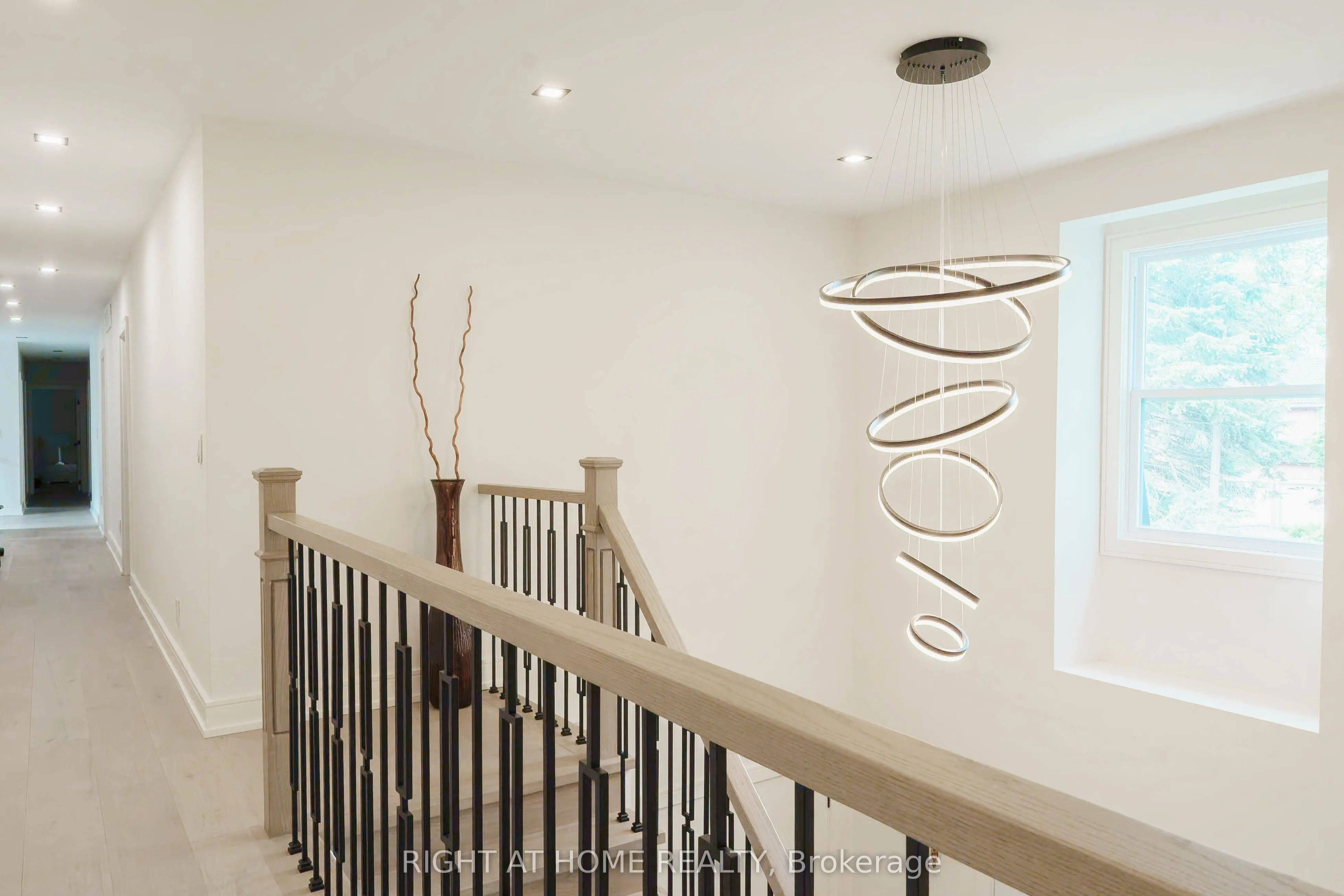 6 Ladyslipper Court N
