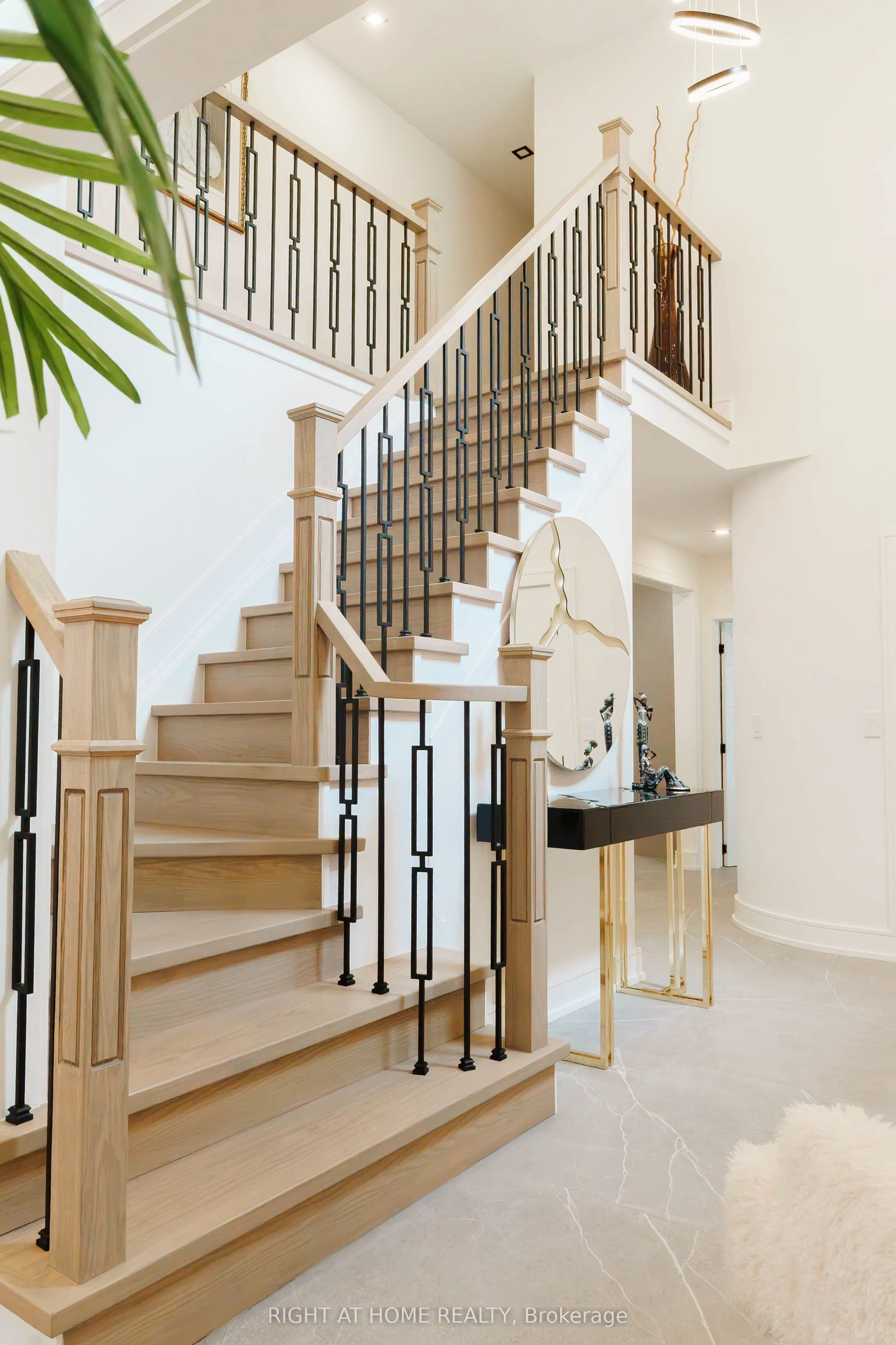 6 Ladyslipper Court N