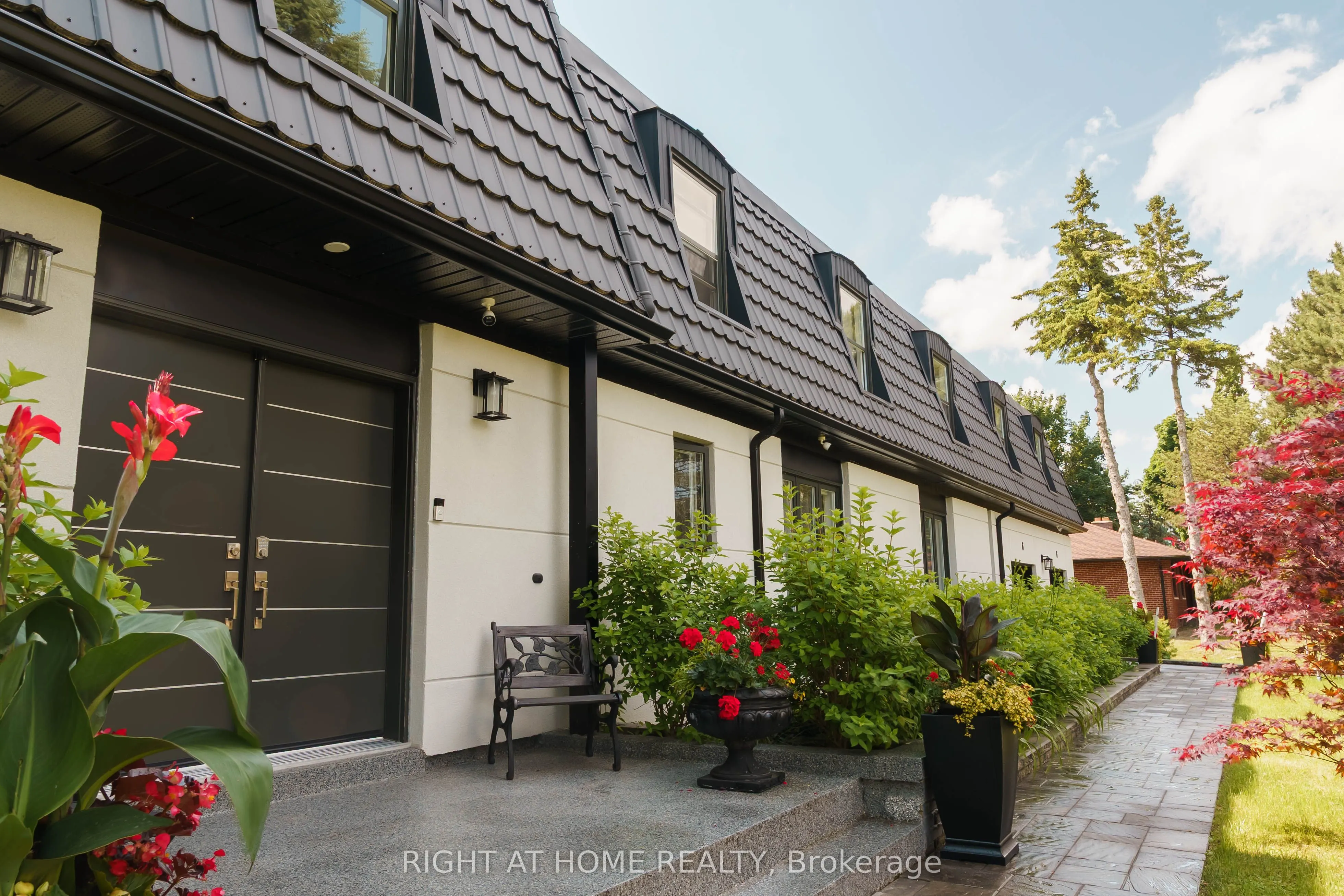 6 Ladyslipper Court N