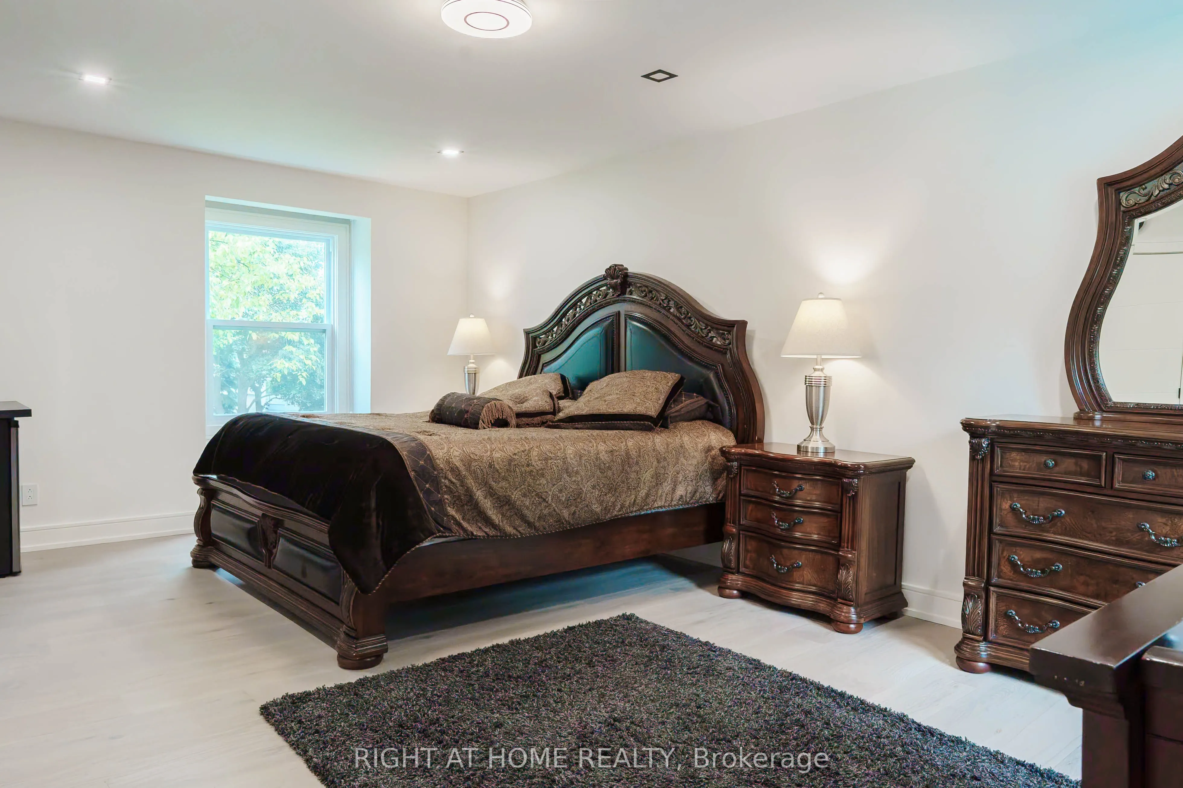 6 Ladyslipper Court N