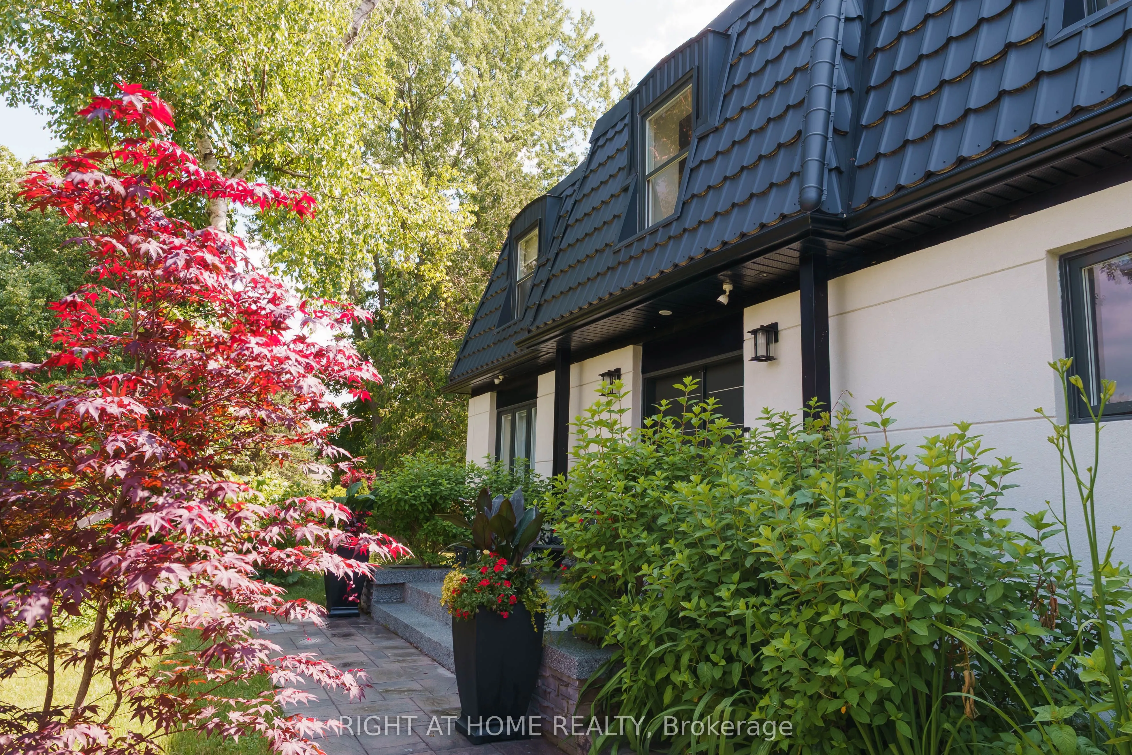 6 Ladyslipper Court N