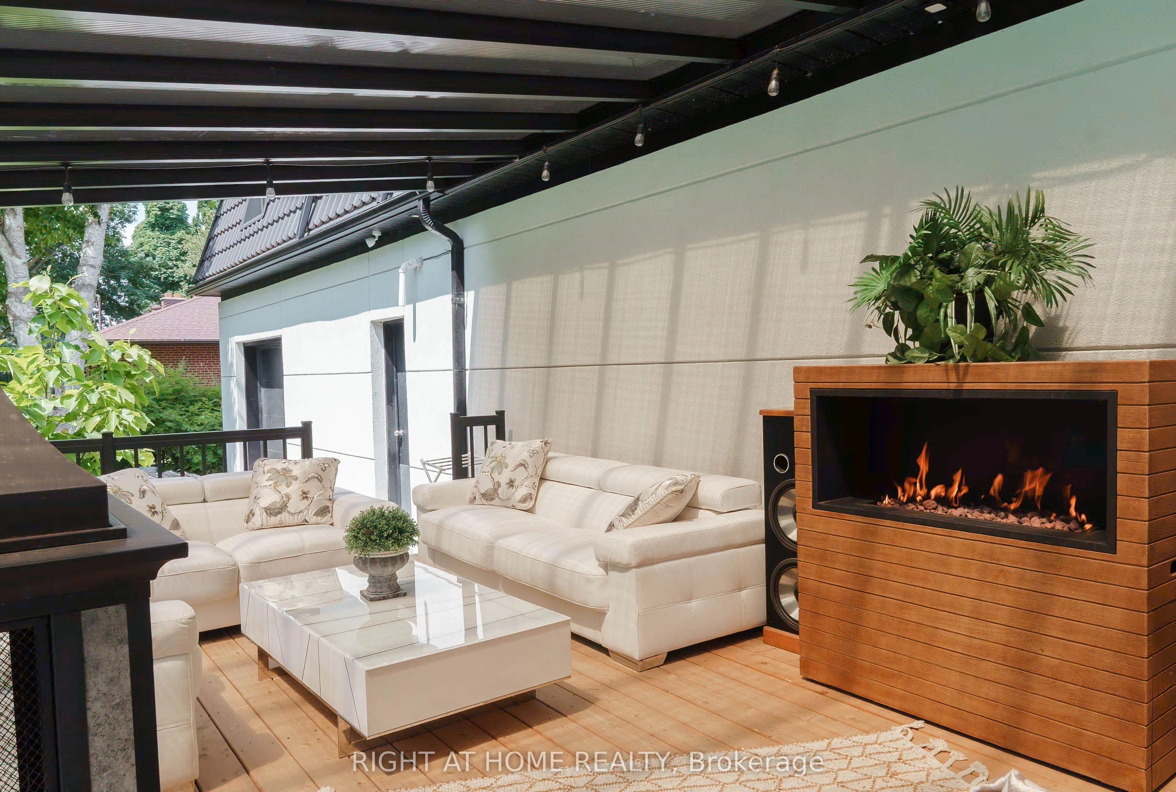 6 Ladyslipper Court N
