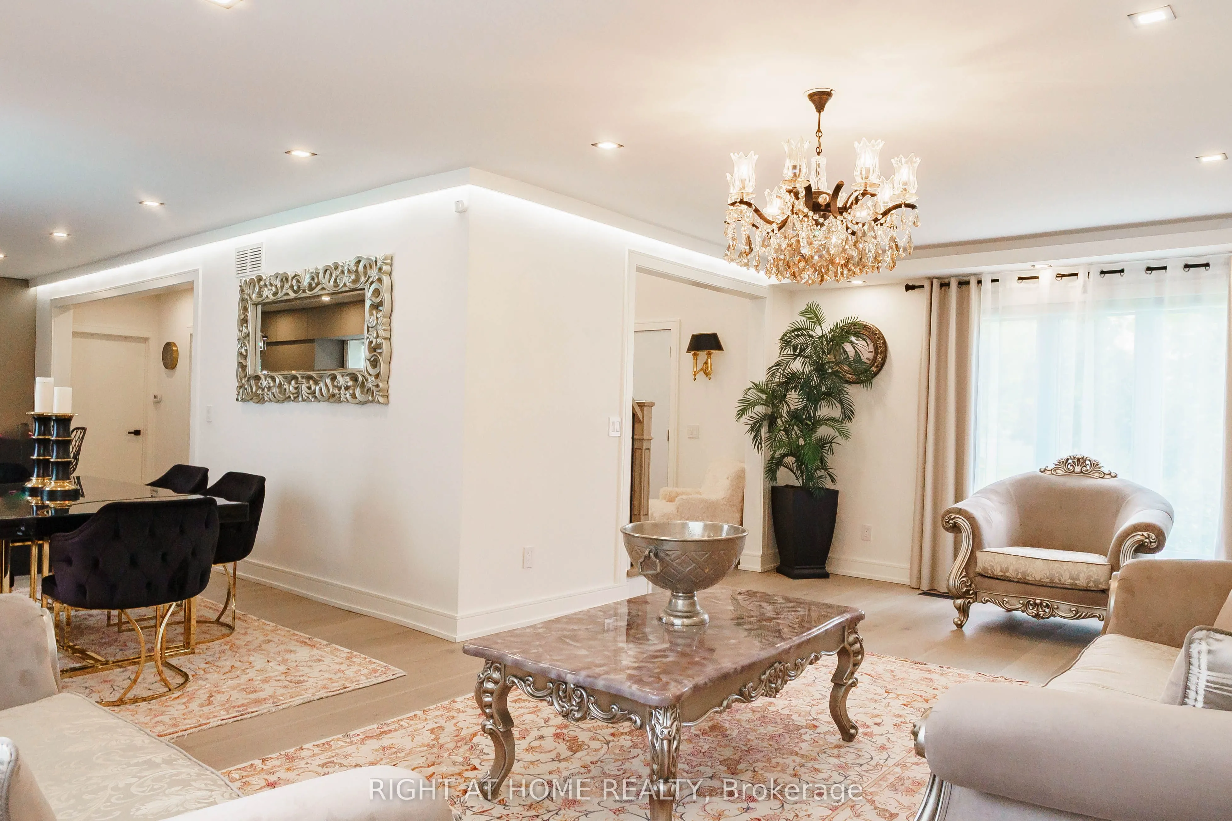 6 Ladyslipper Court N