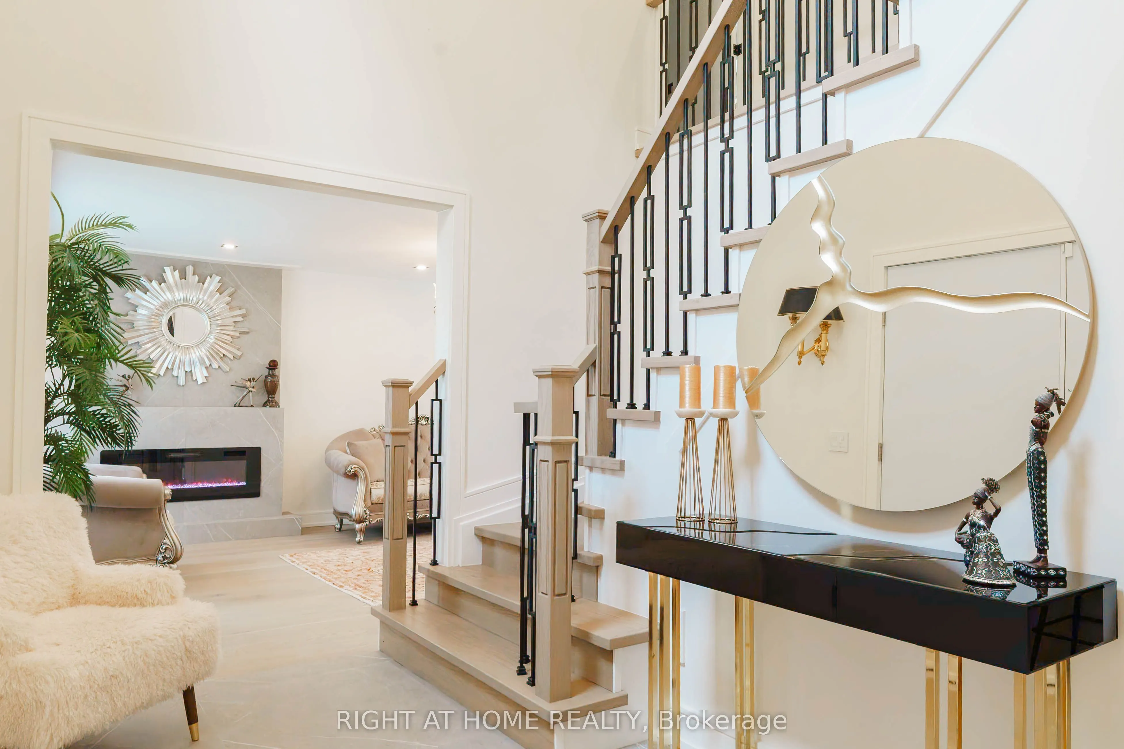 6 Ladyslipper Court N
