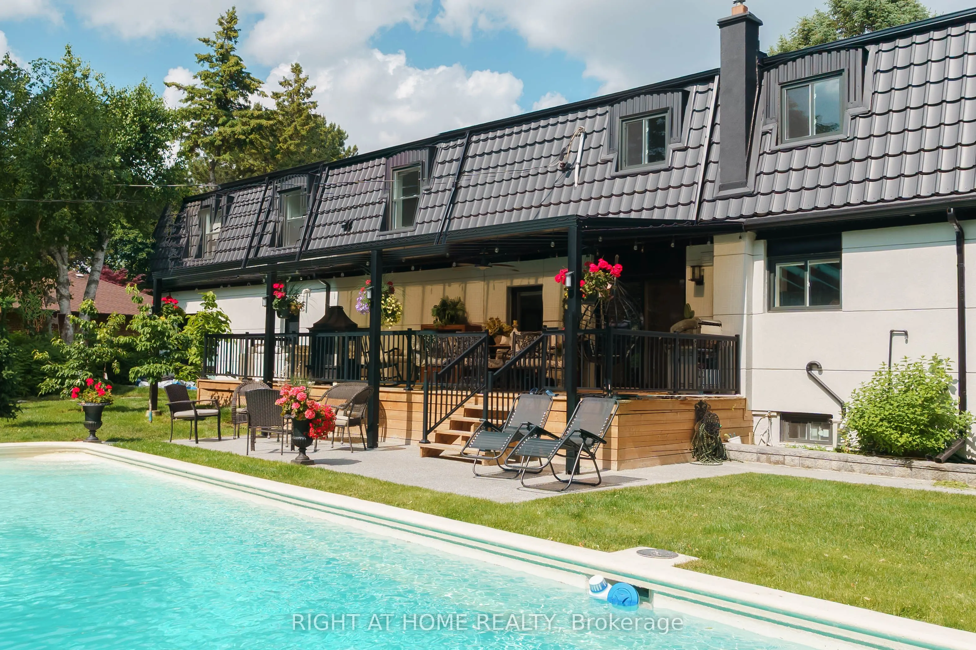 6 Ladyslipper Court N