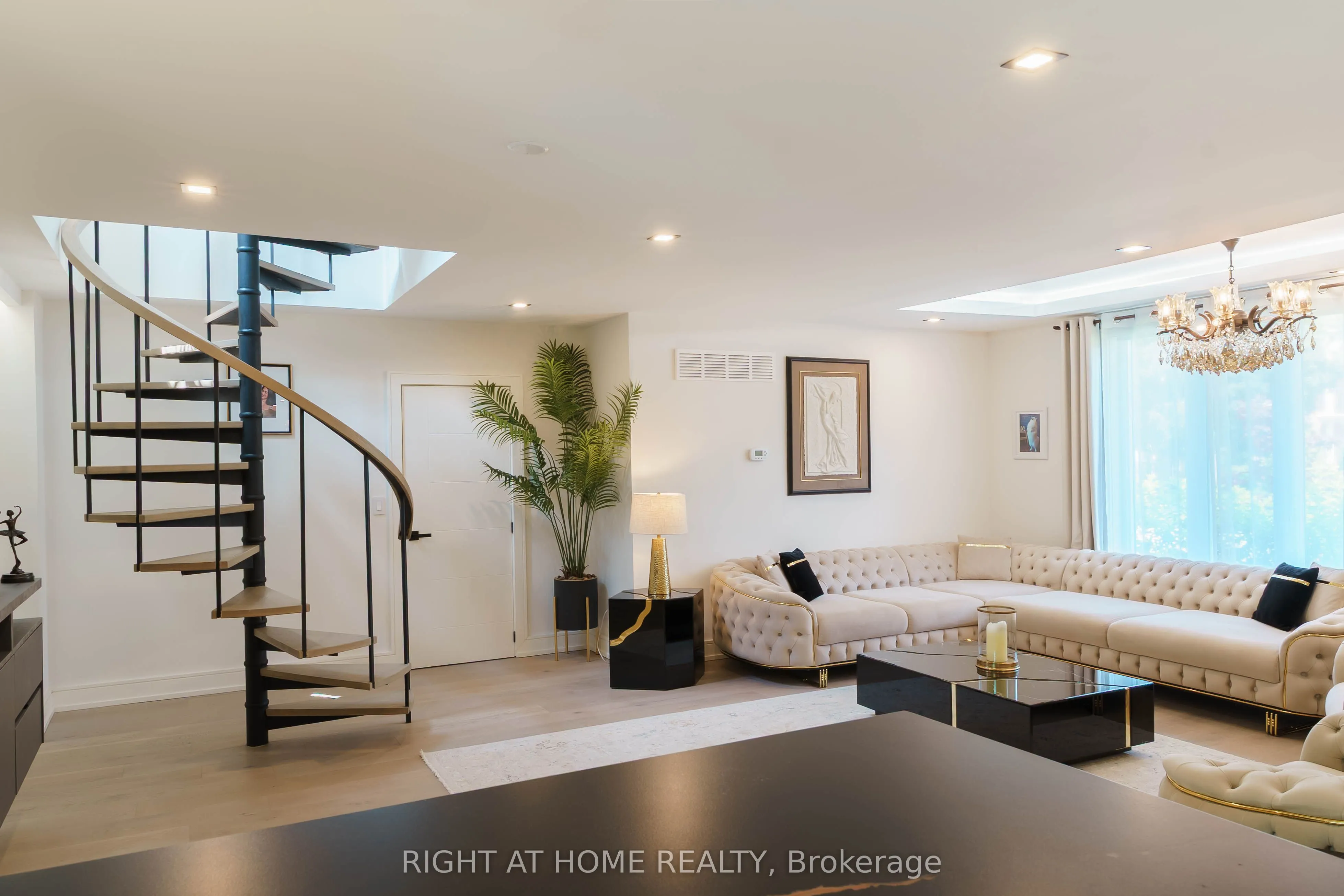 6 Ladyslipper Court N