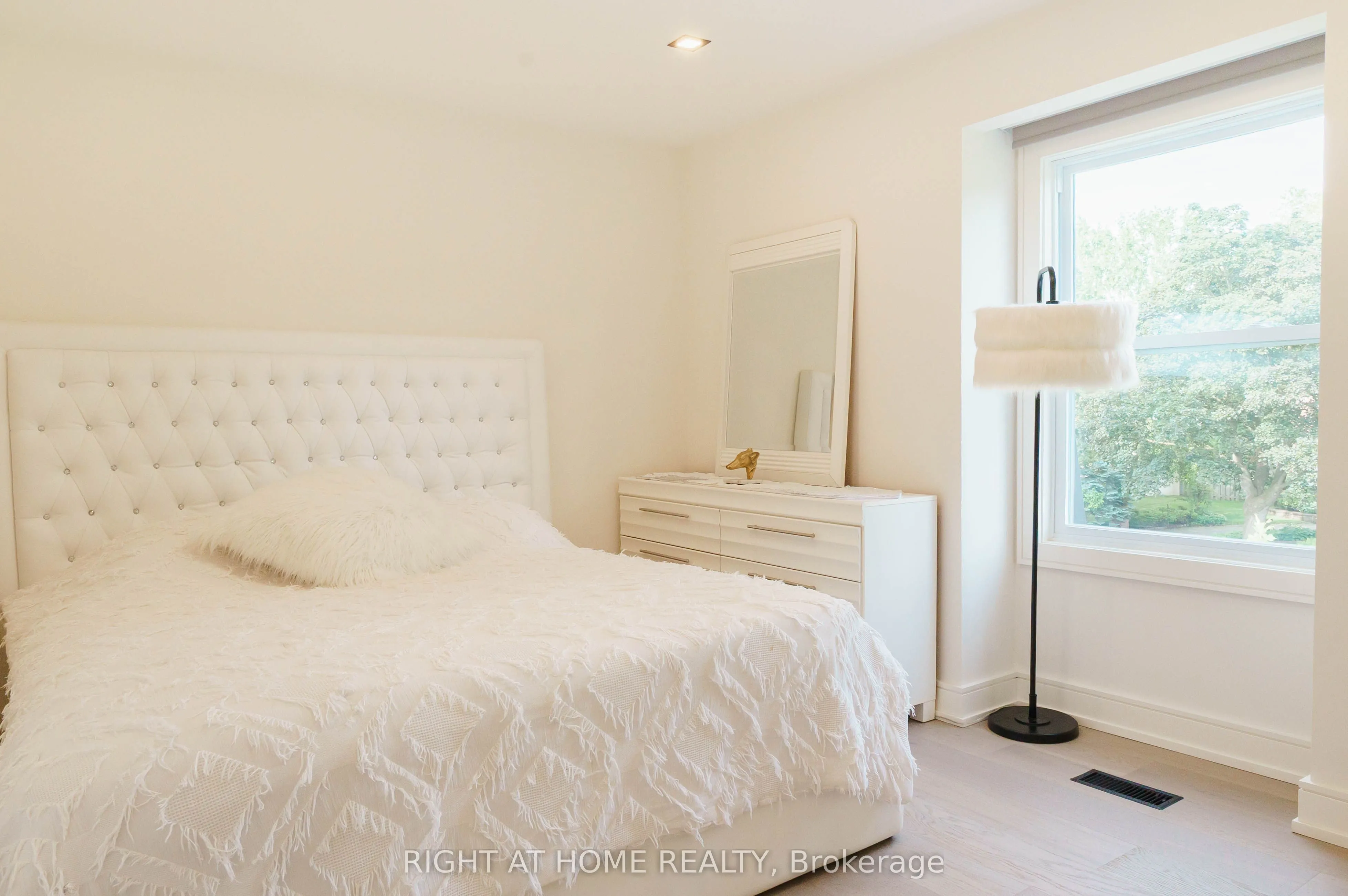 6 Ladyslipper Court N