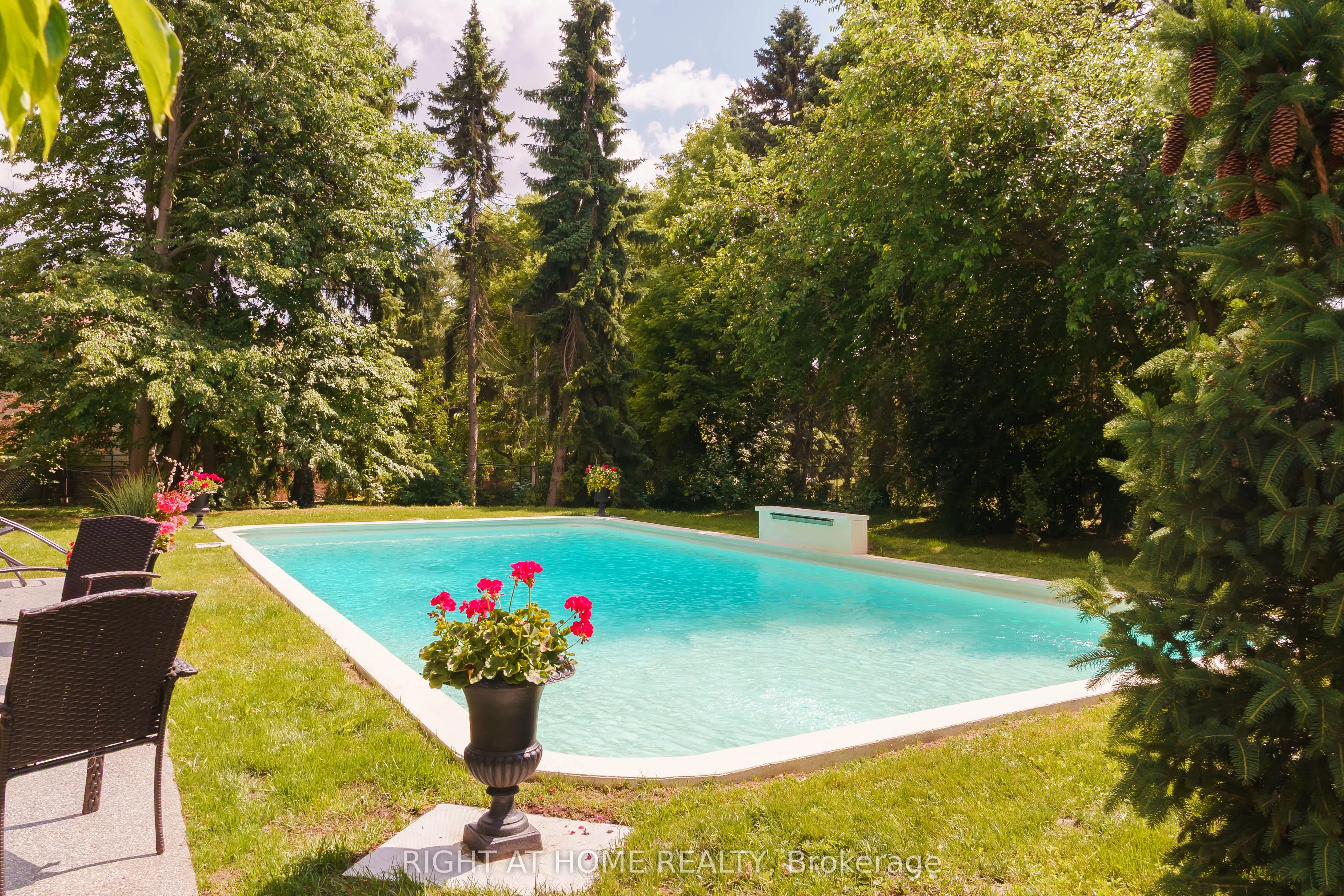 6 Ladyslipper Court N