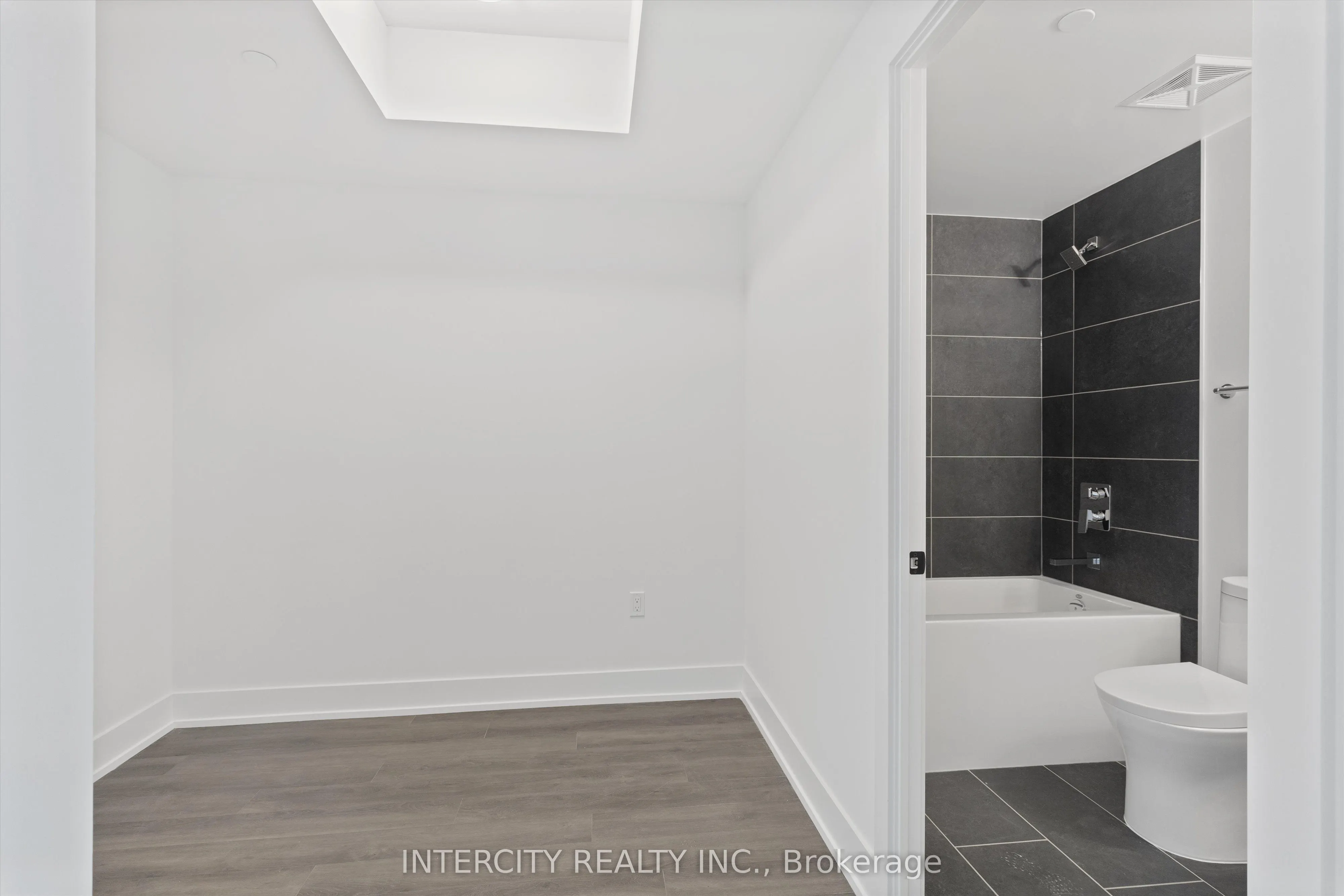 2075 King Road, #237