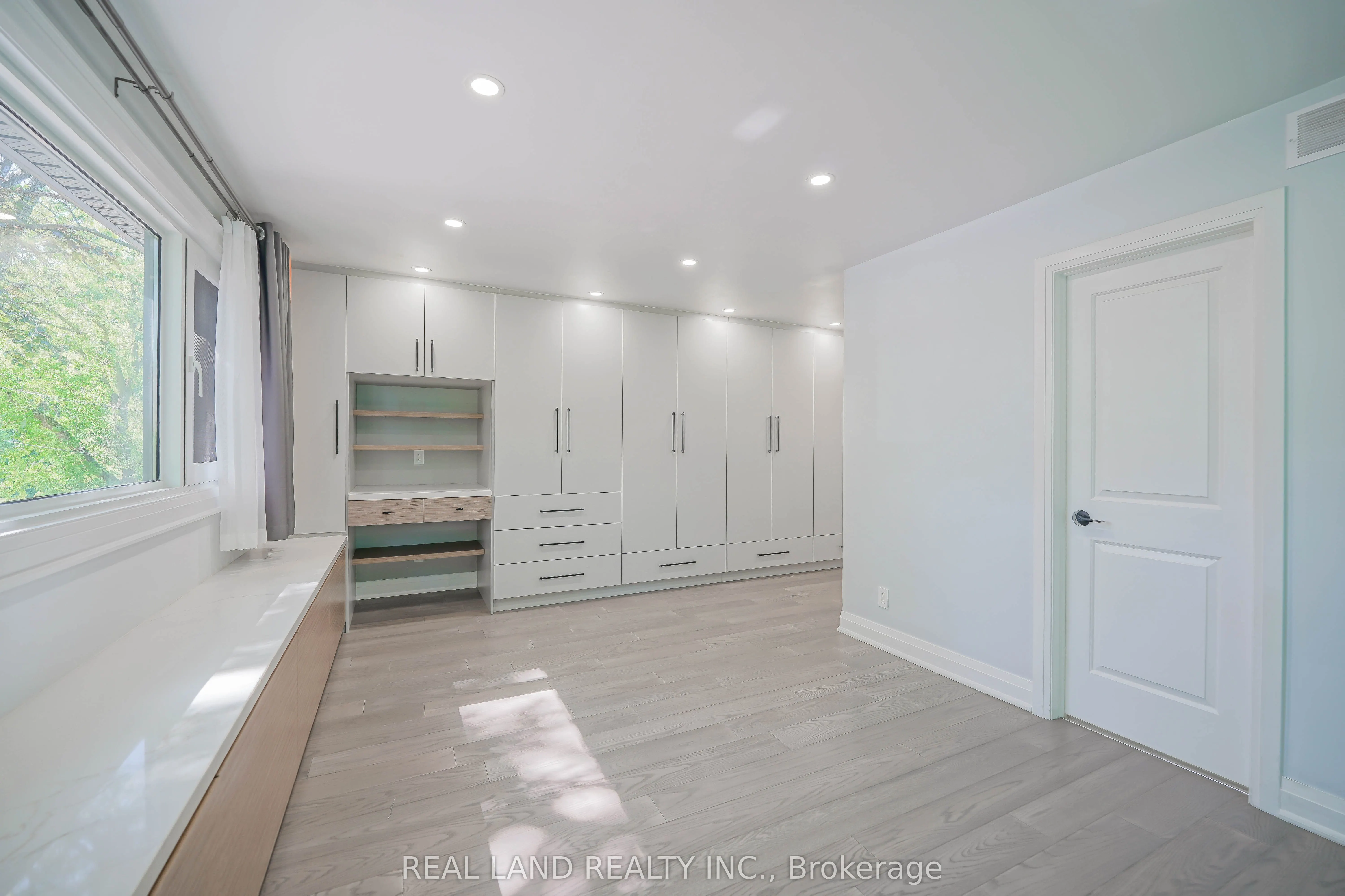 9 Oakcrest Avenue