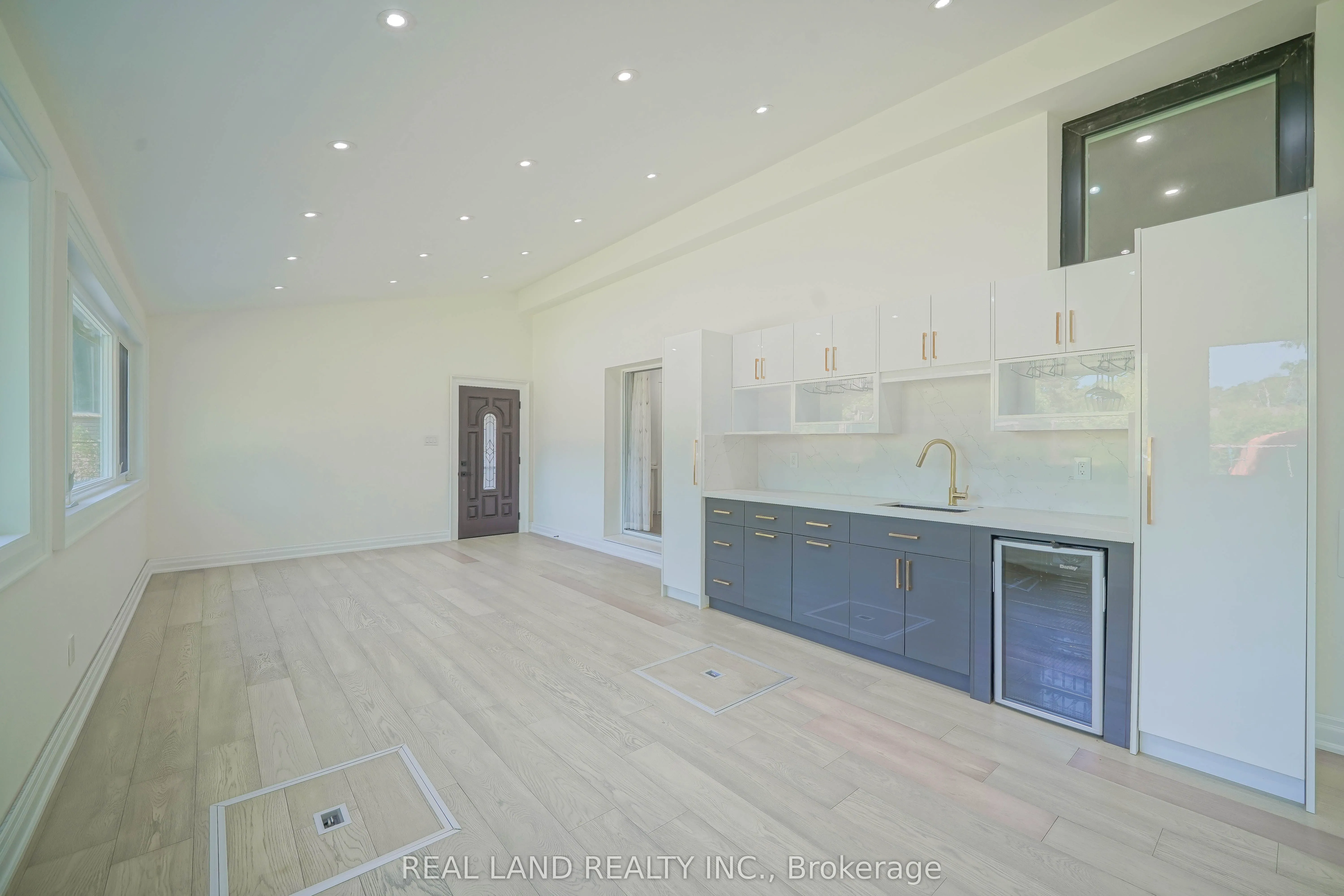9 Oakcrest Avenue