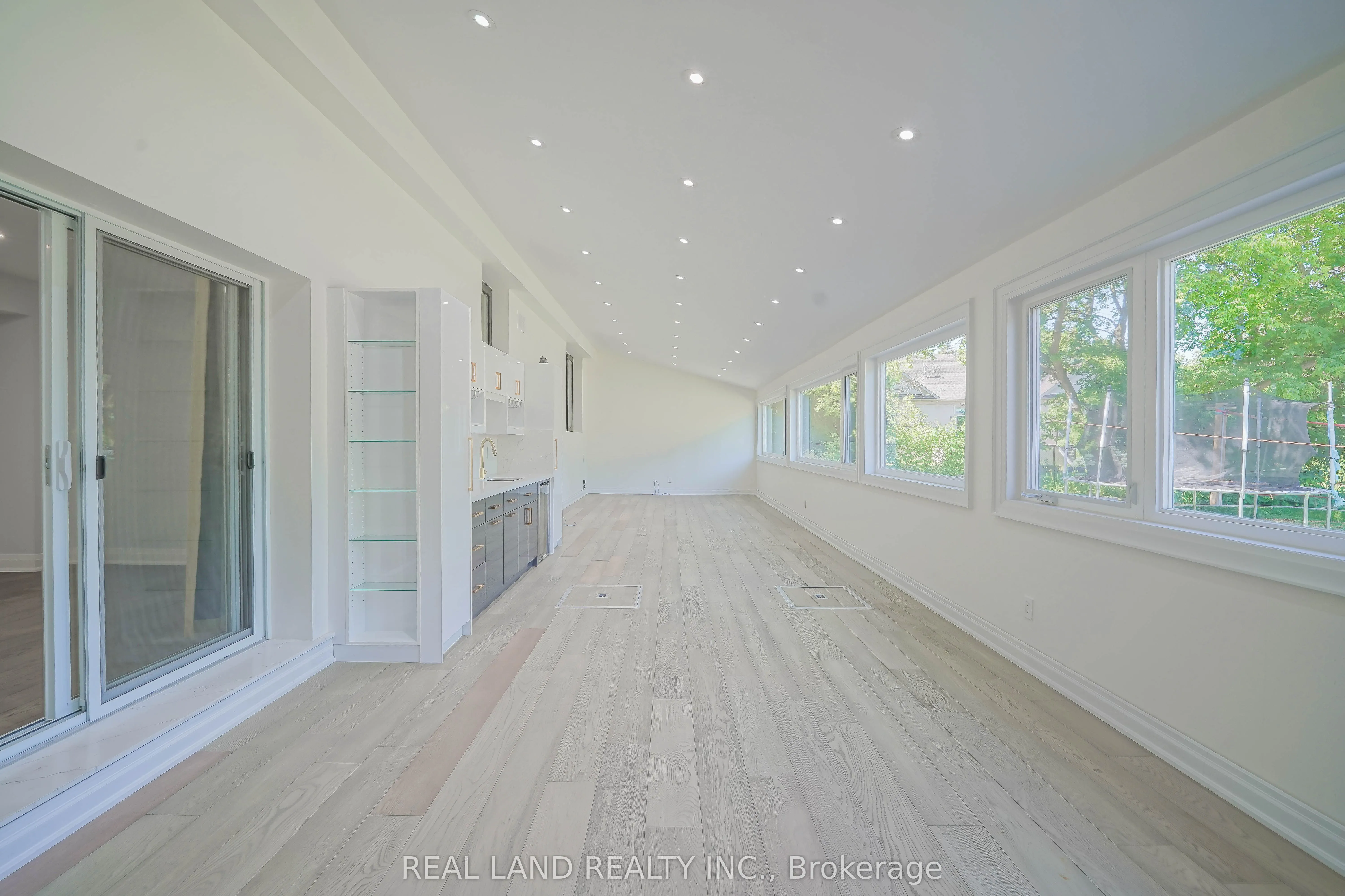 9 Oakcrest Avenue