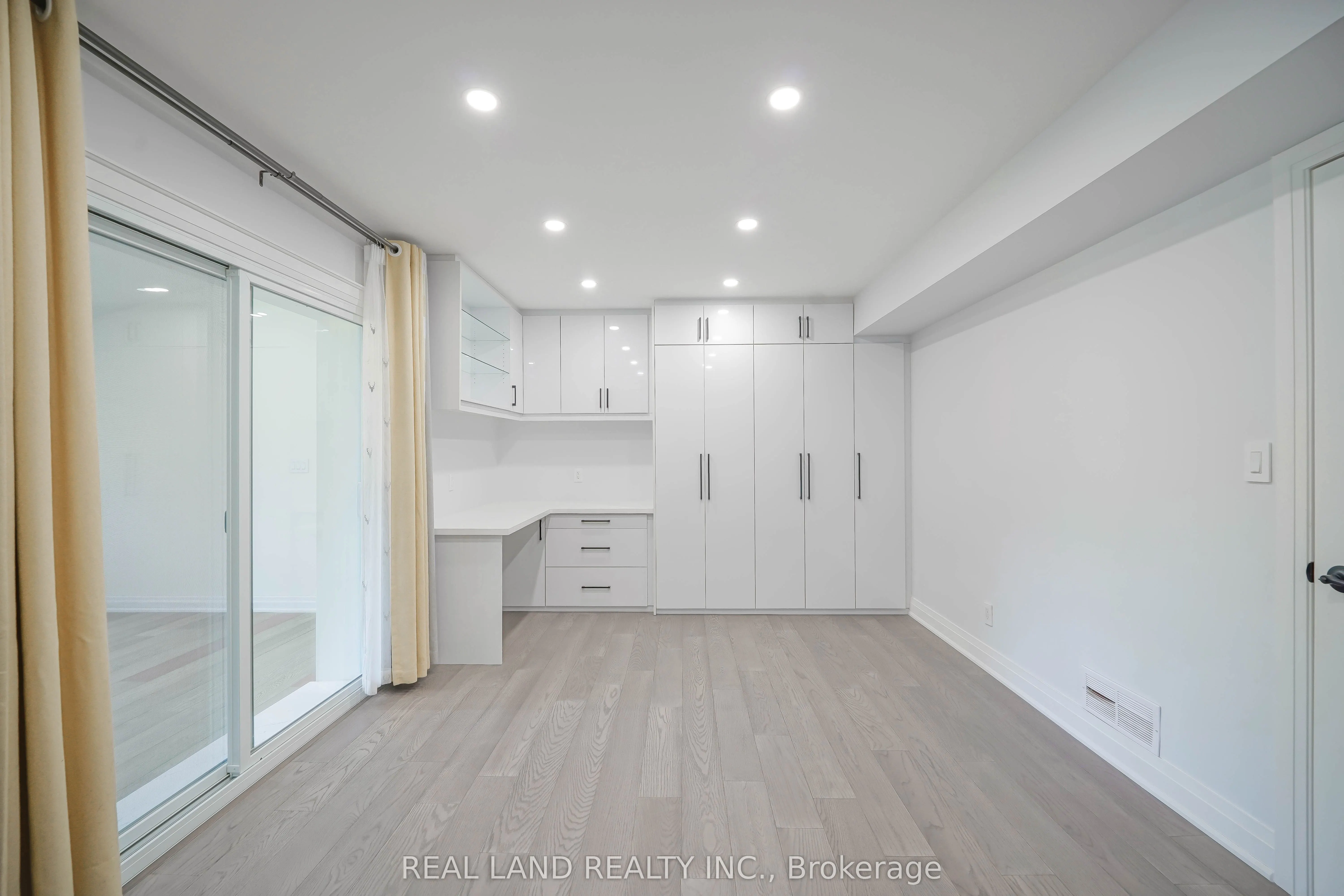 9 Oakcrest Avenue