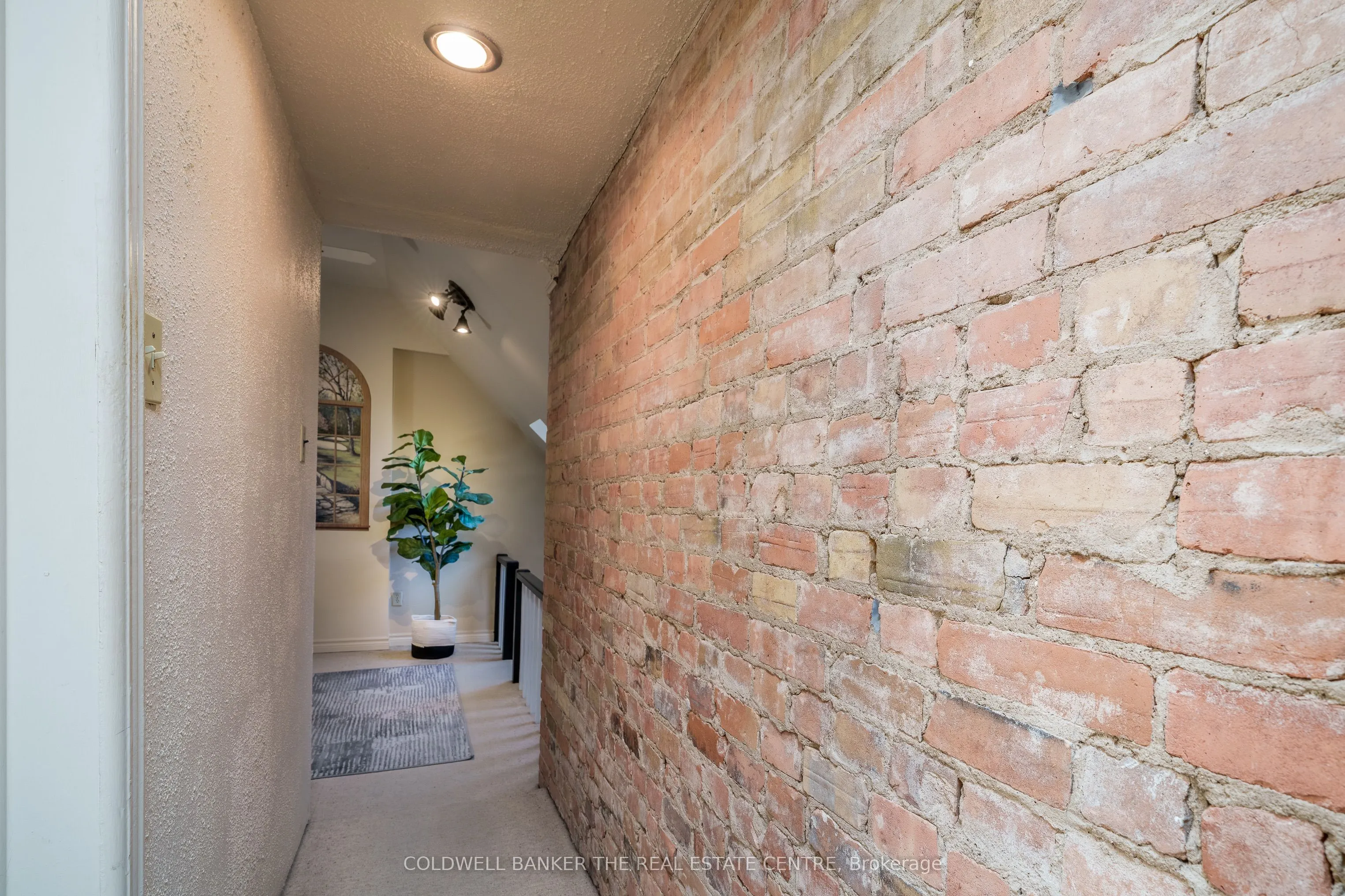 102 Wellington Street E
