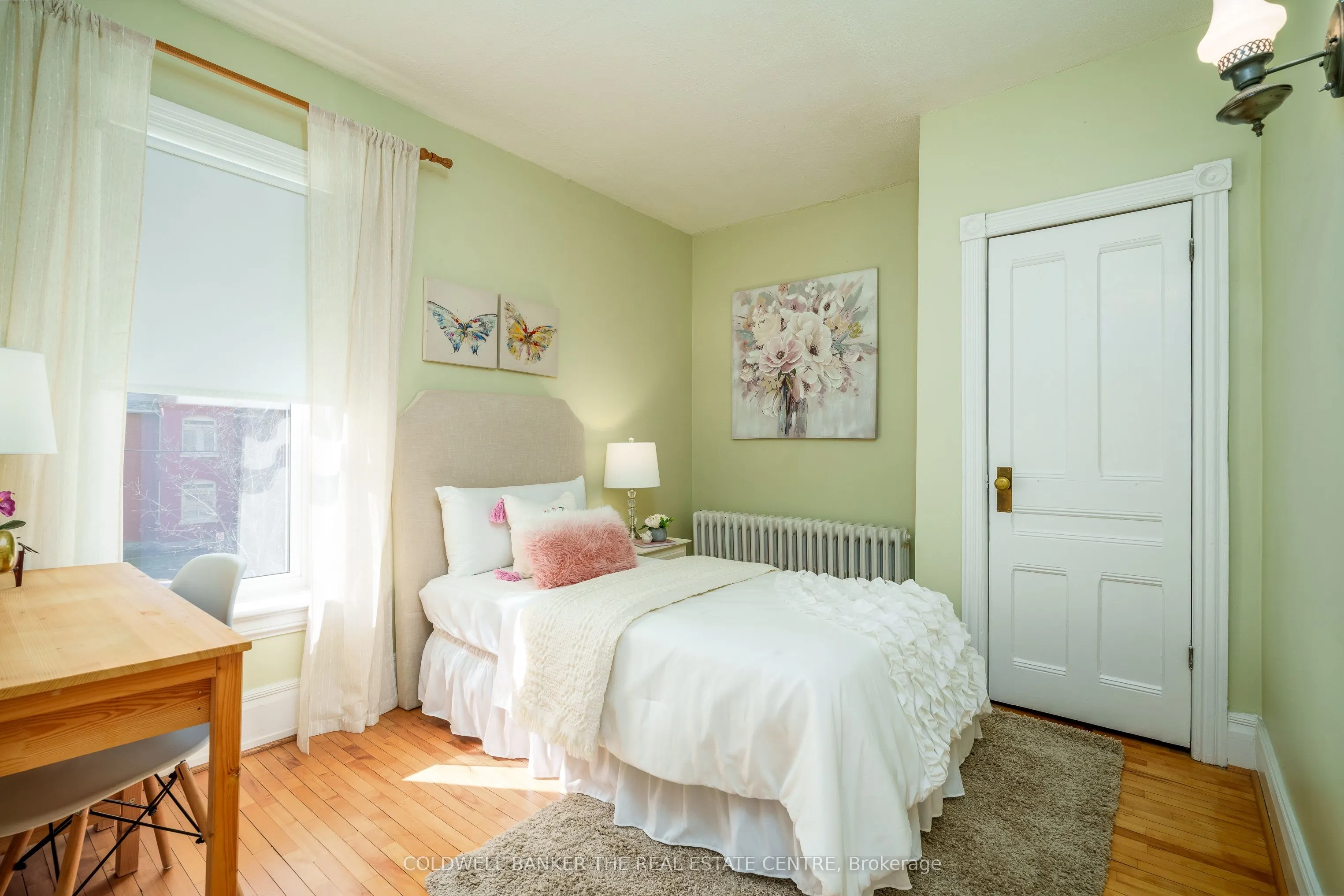 102 Wellington Street E