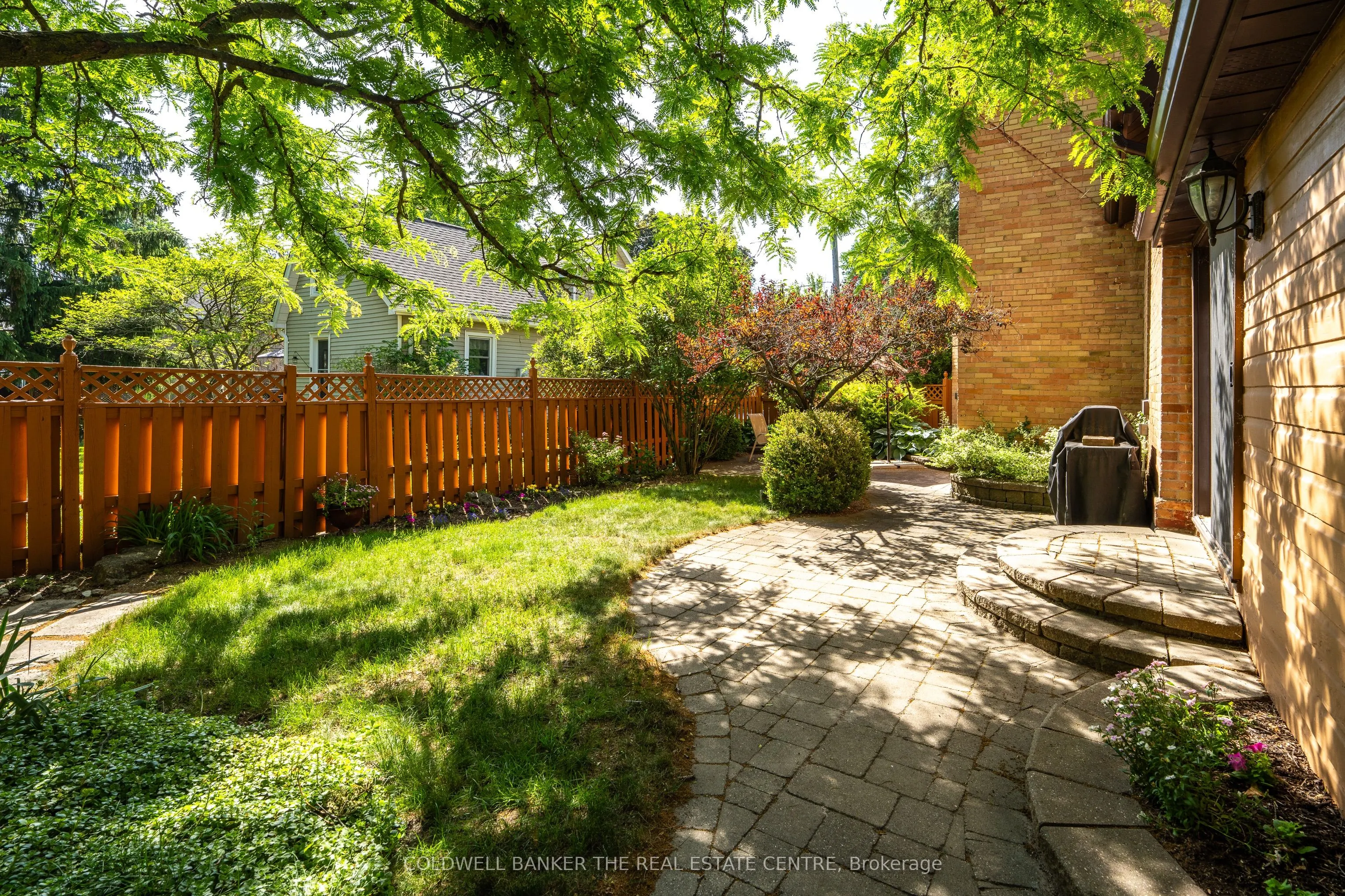102 Wellington Street E