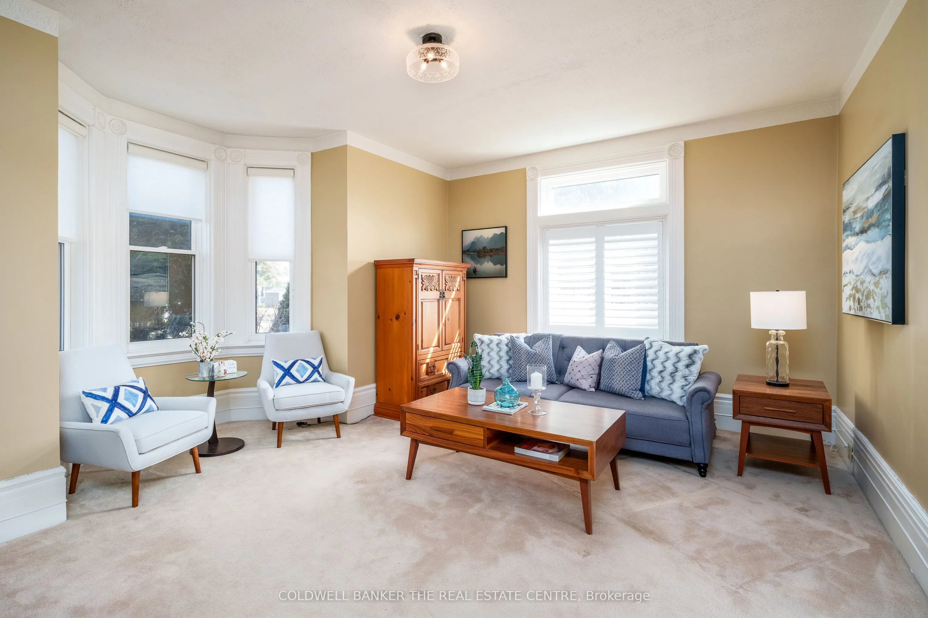 102 Wellington Street E