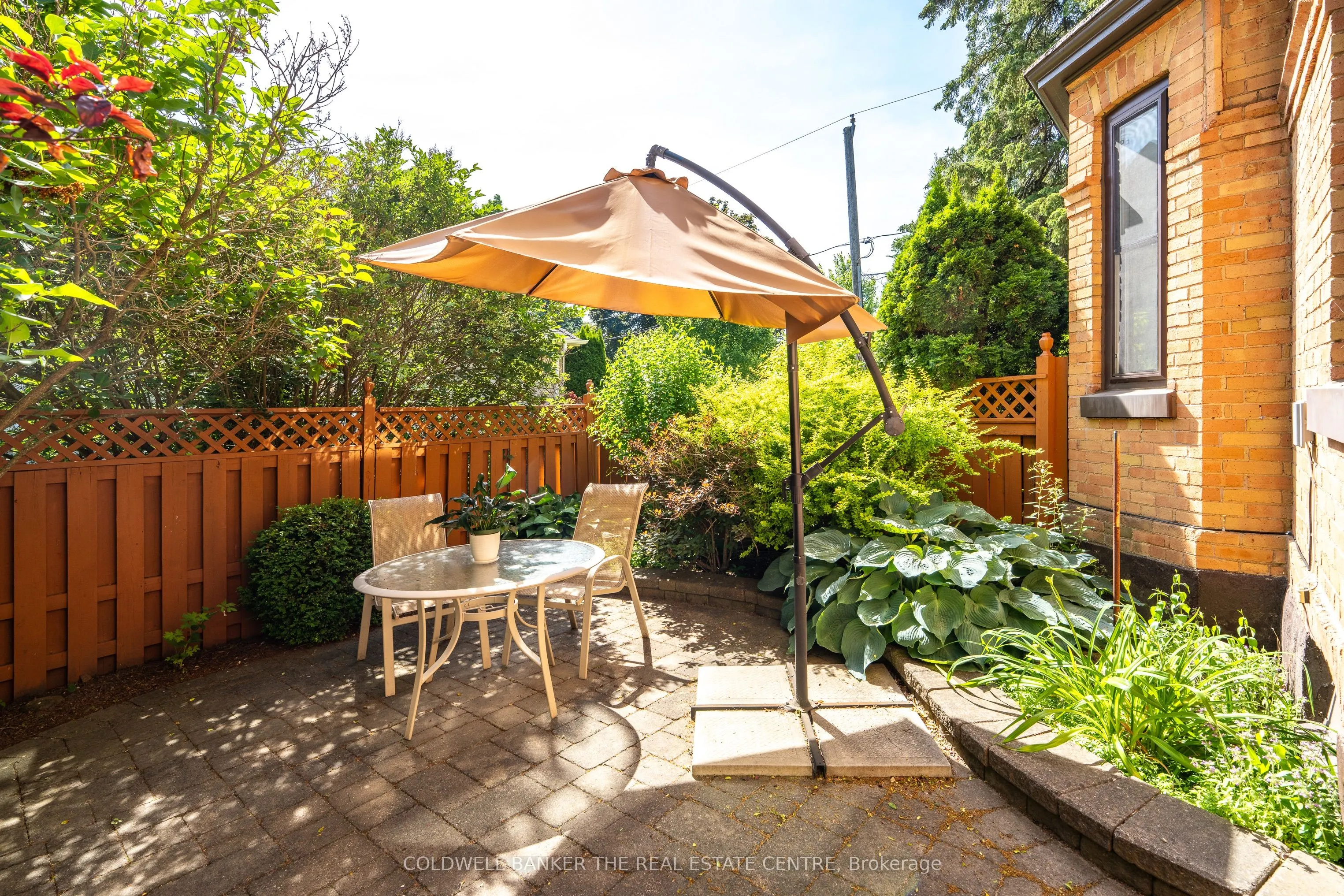102 Wellington Street E