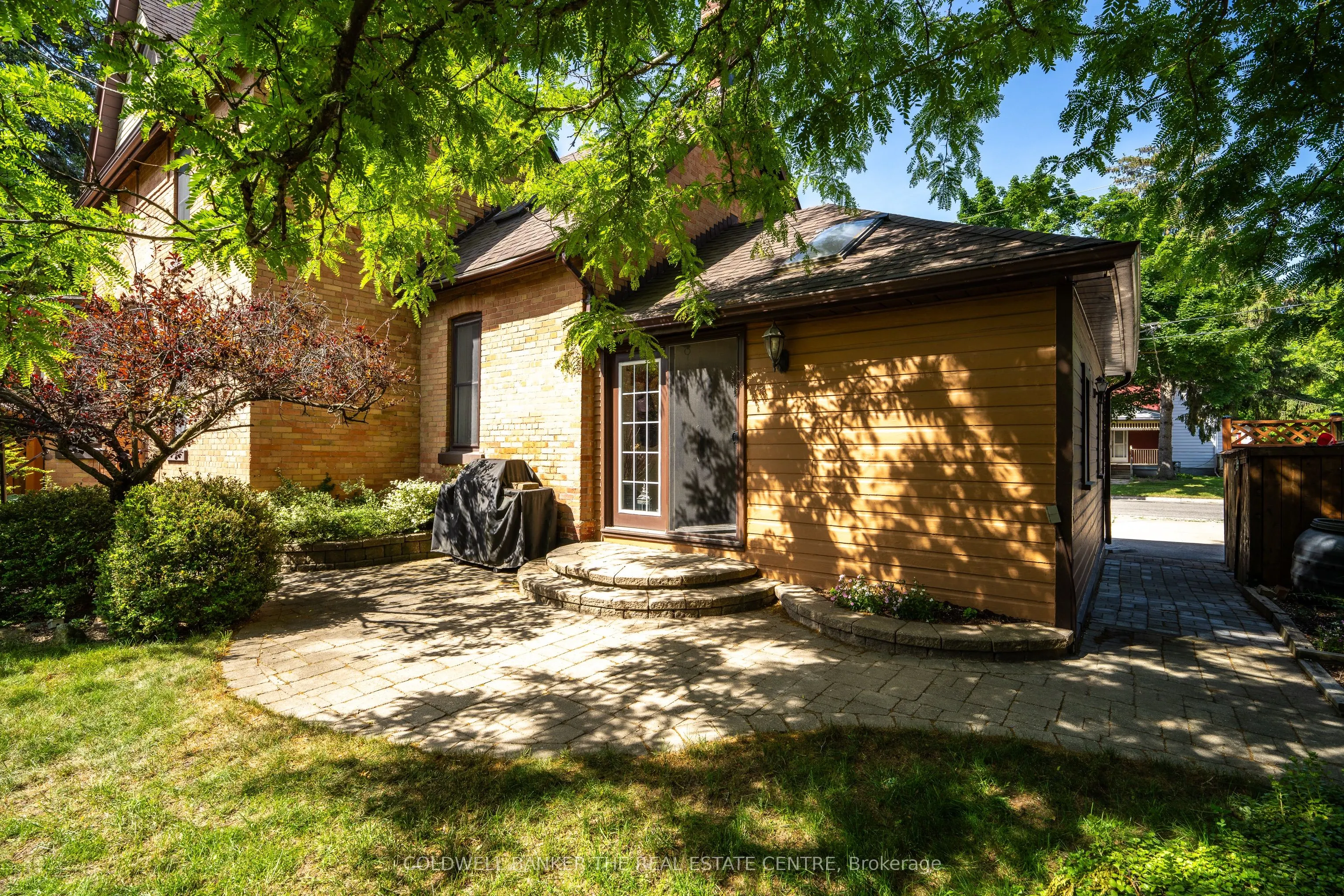 102 Wellington Street E
