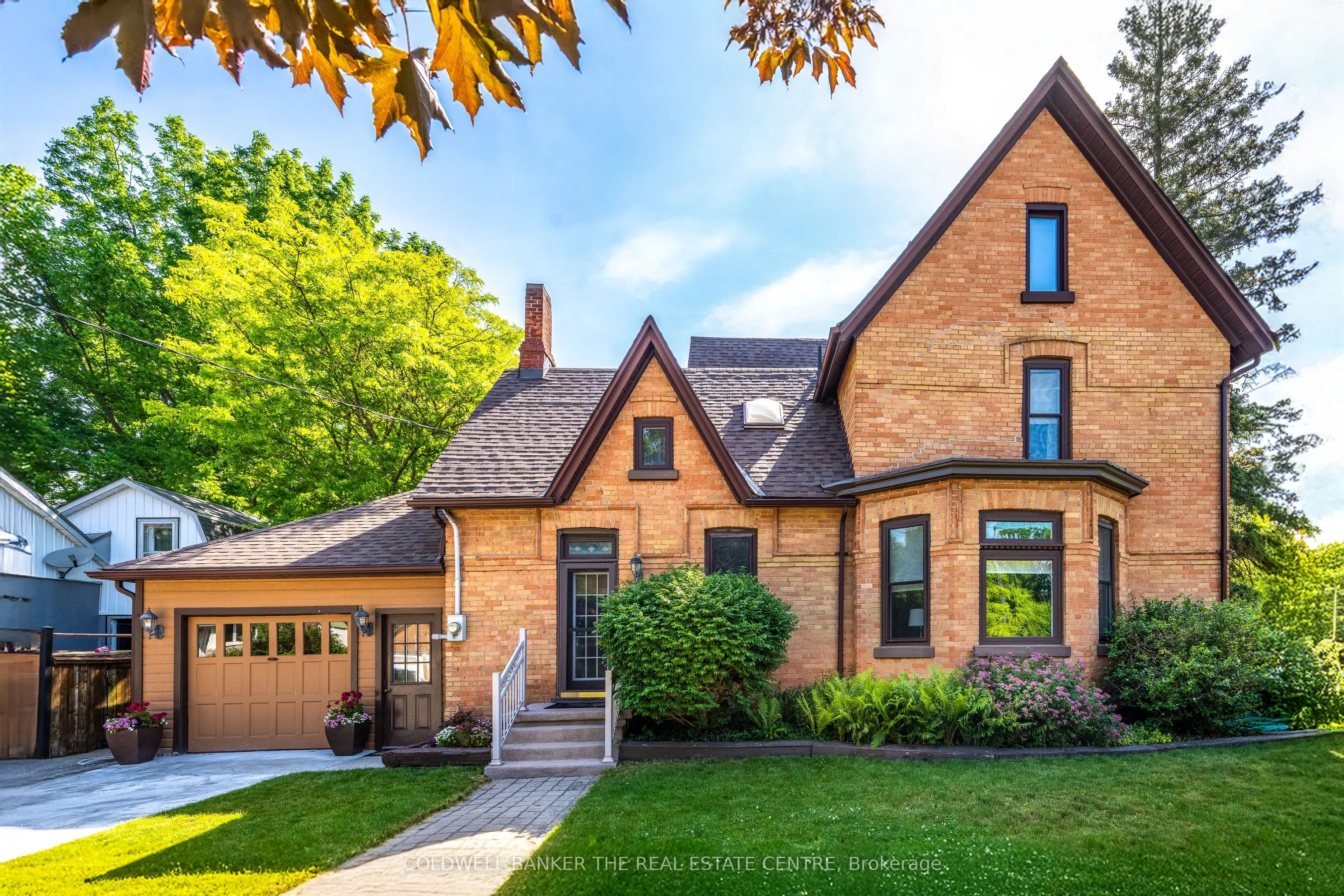 102 Wellington Street E