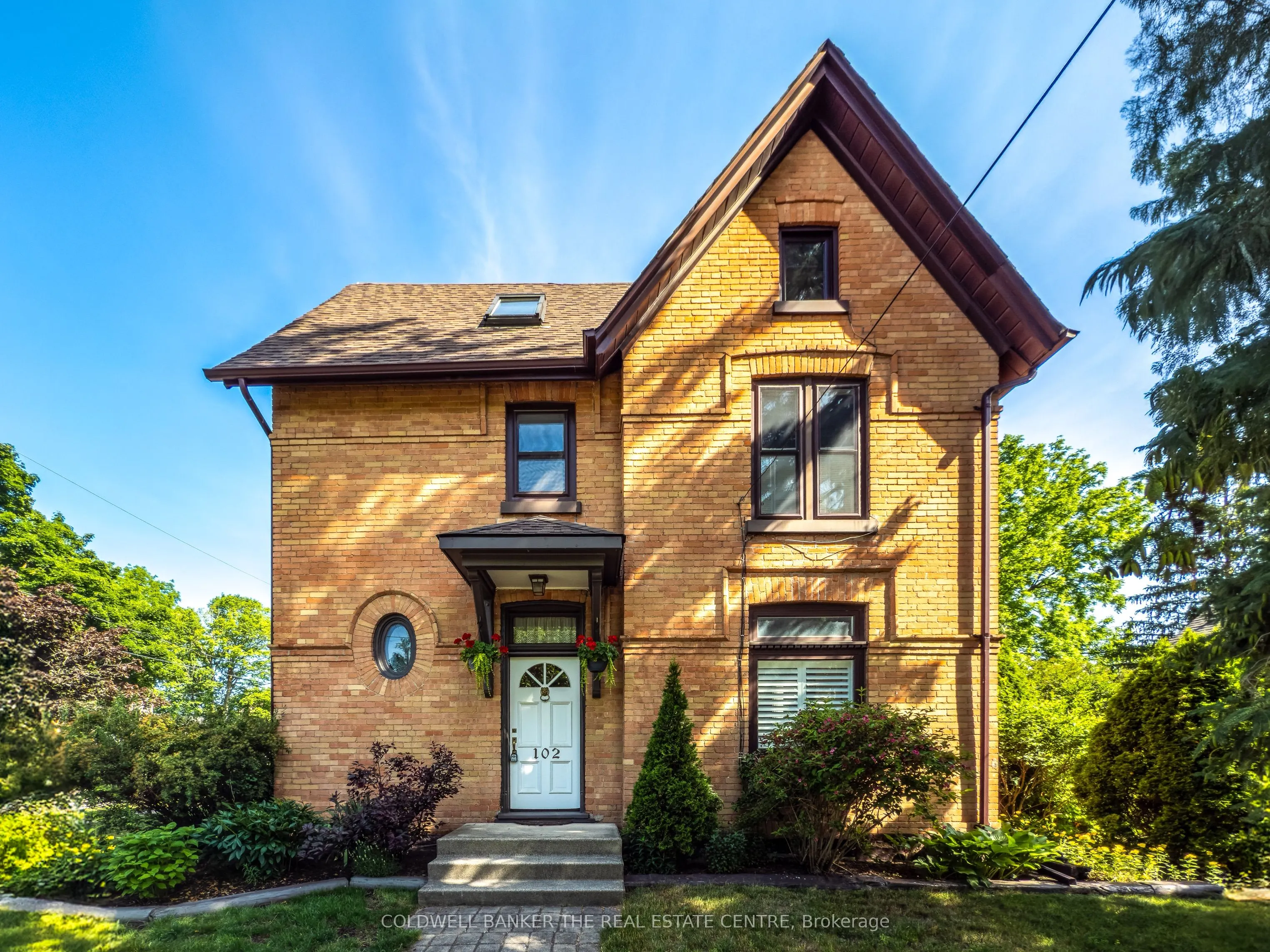 102 Wellington Street E