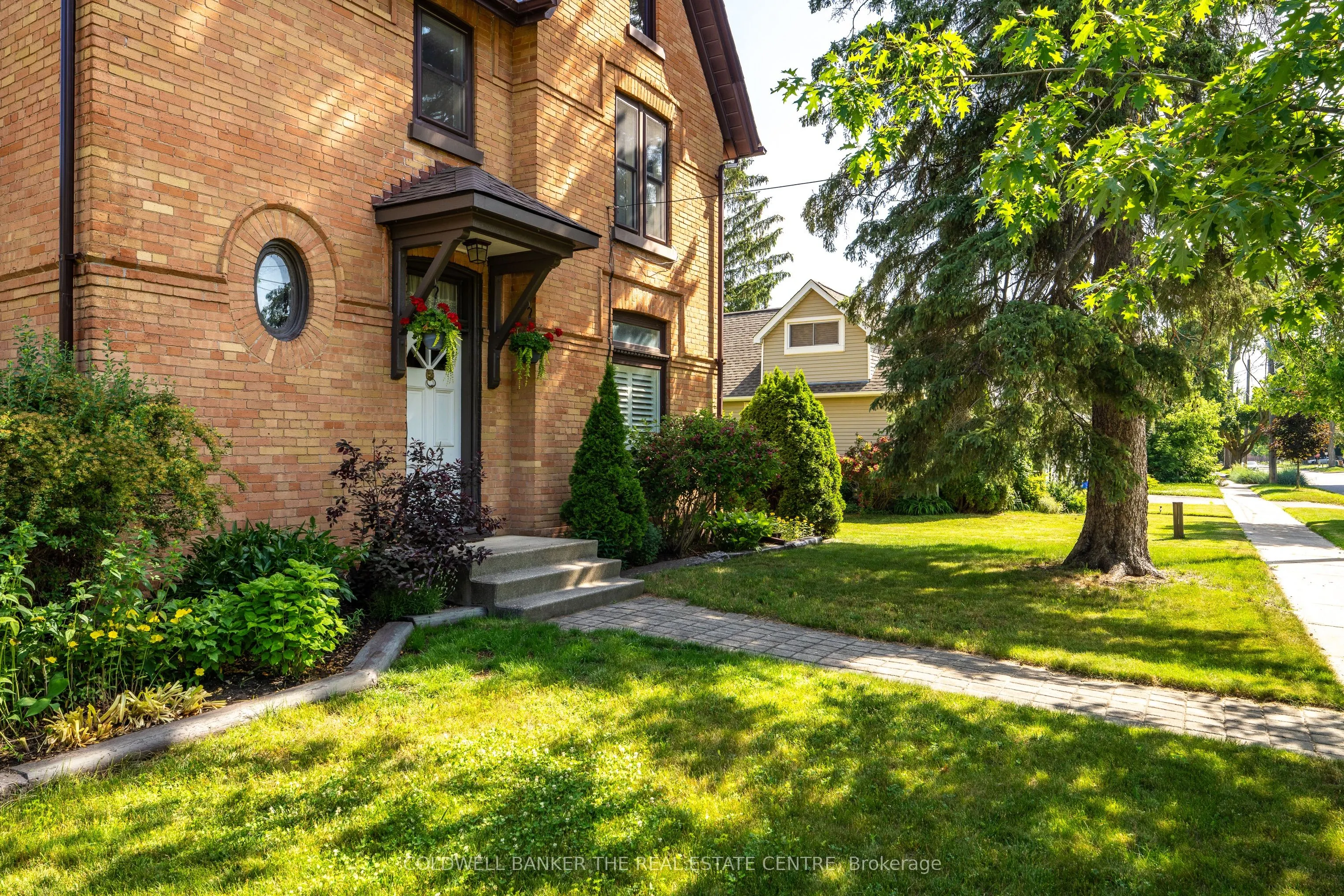 102 Wellington Street E
