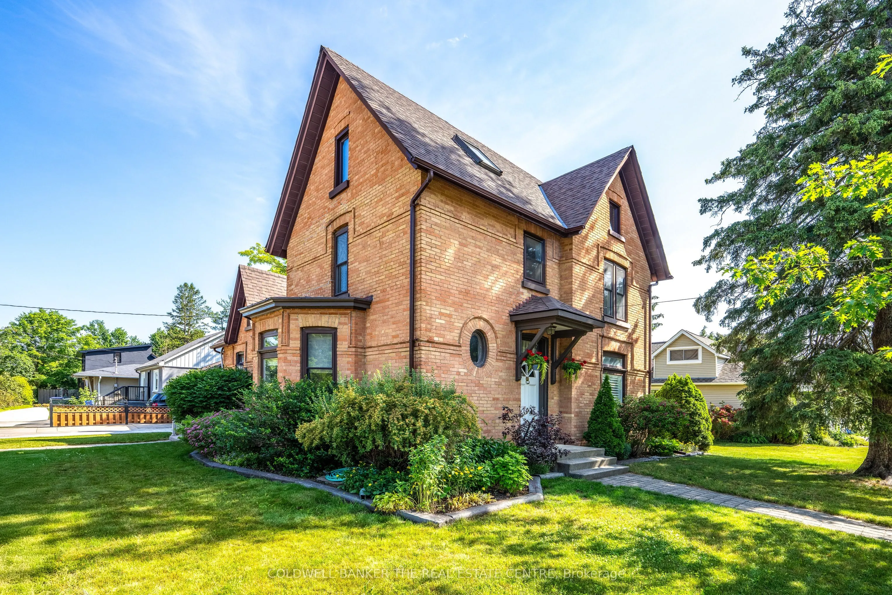 102 Wellington Street E