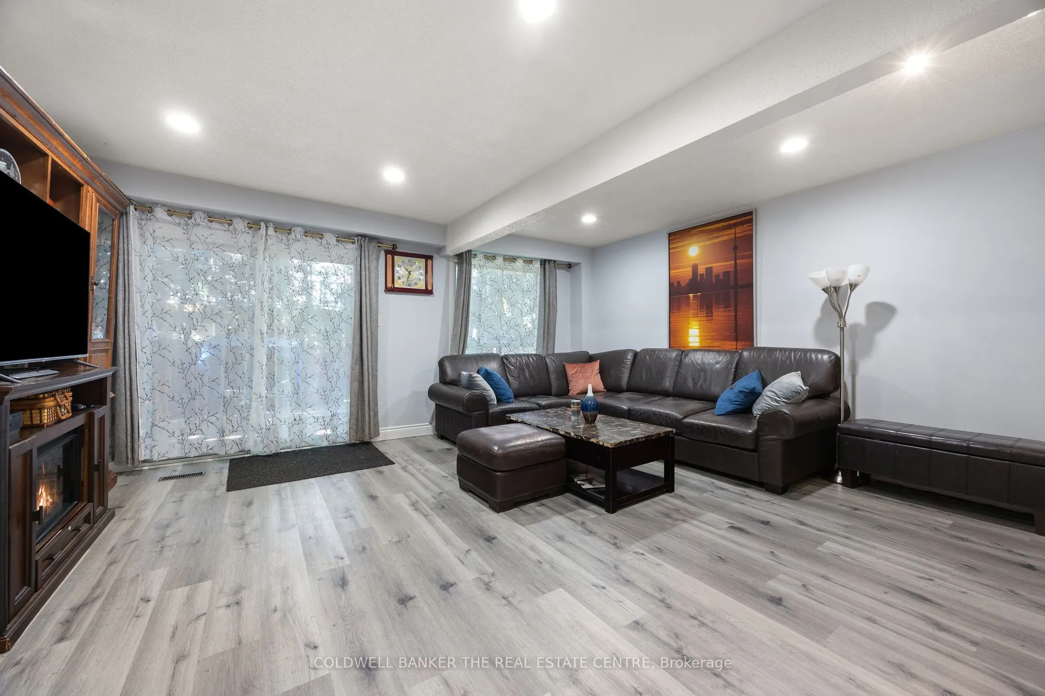 23 Riviera Drive W