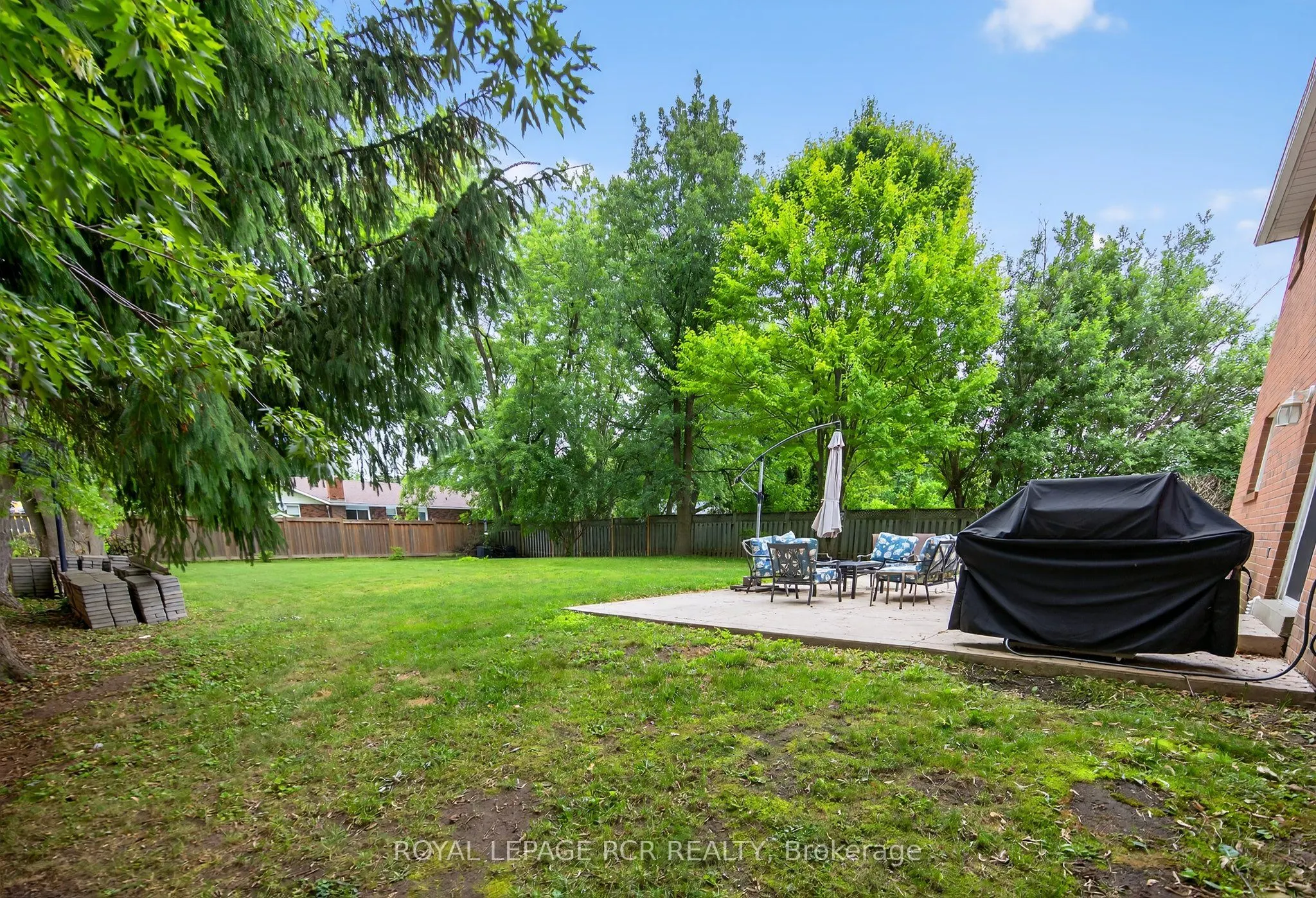 2 Dungey Crescent