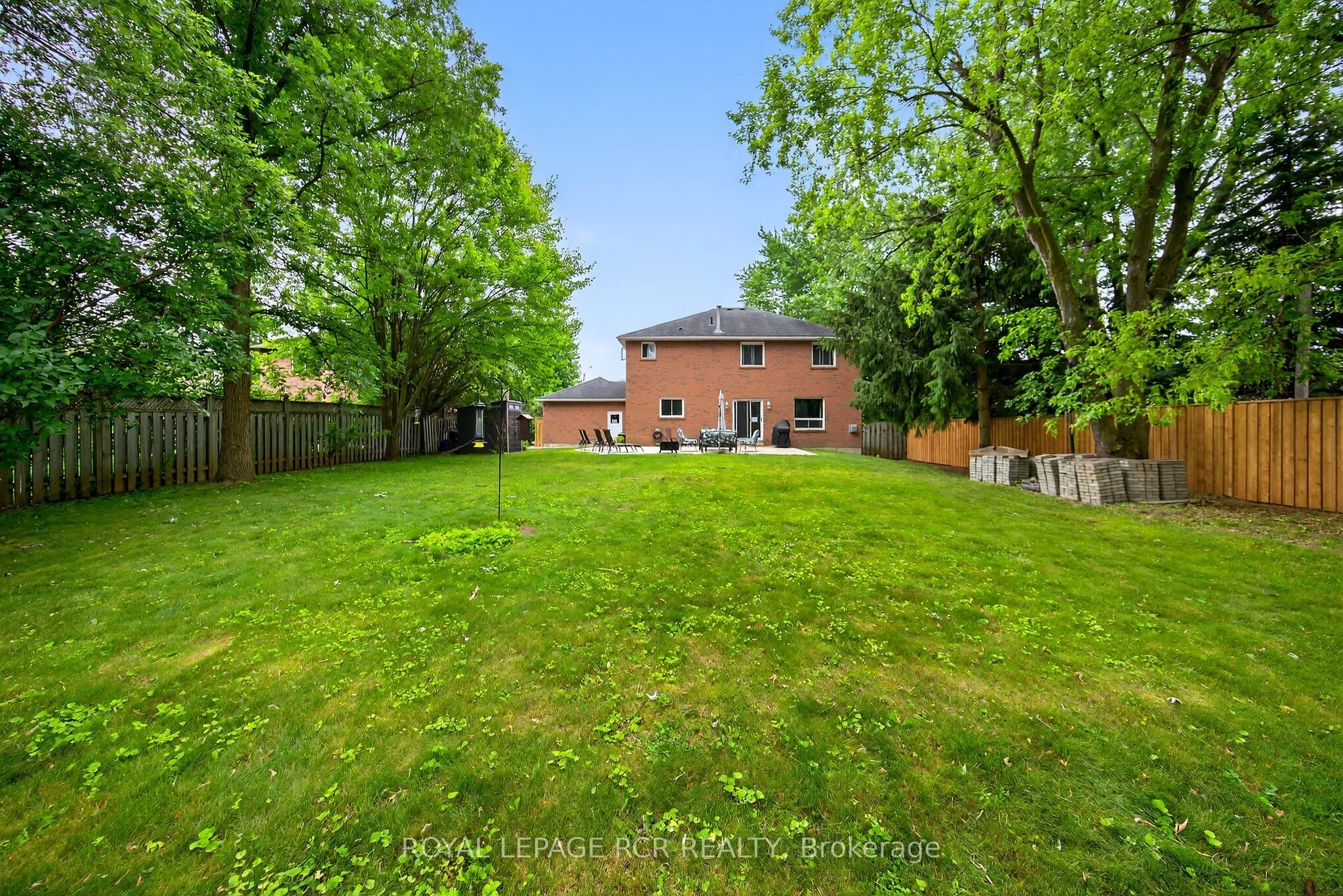 2 Dungey Crescent