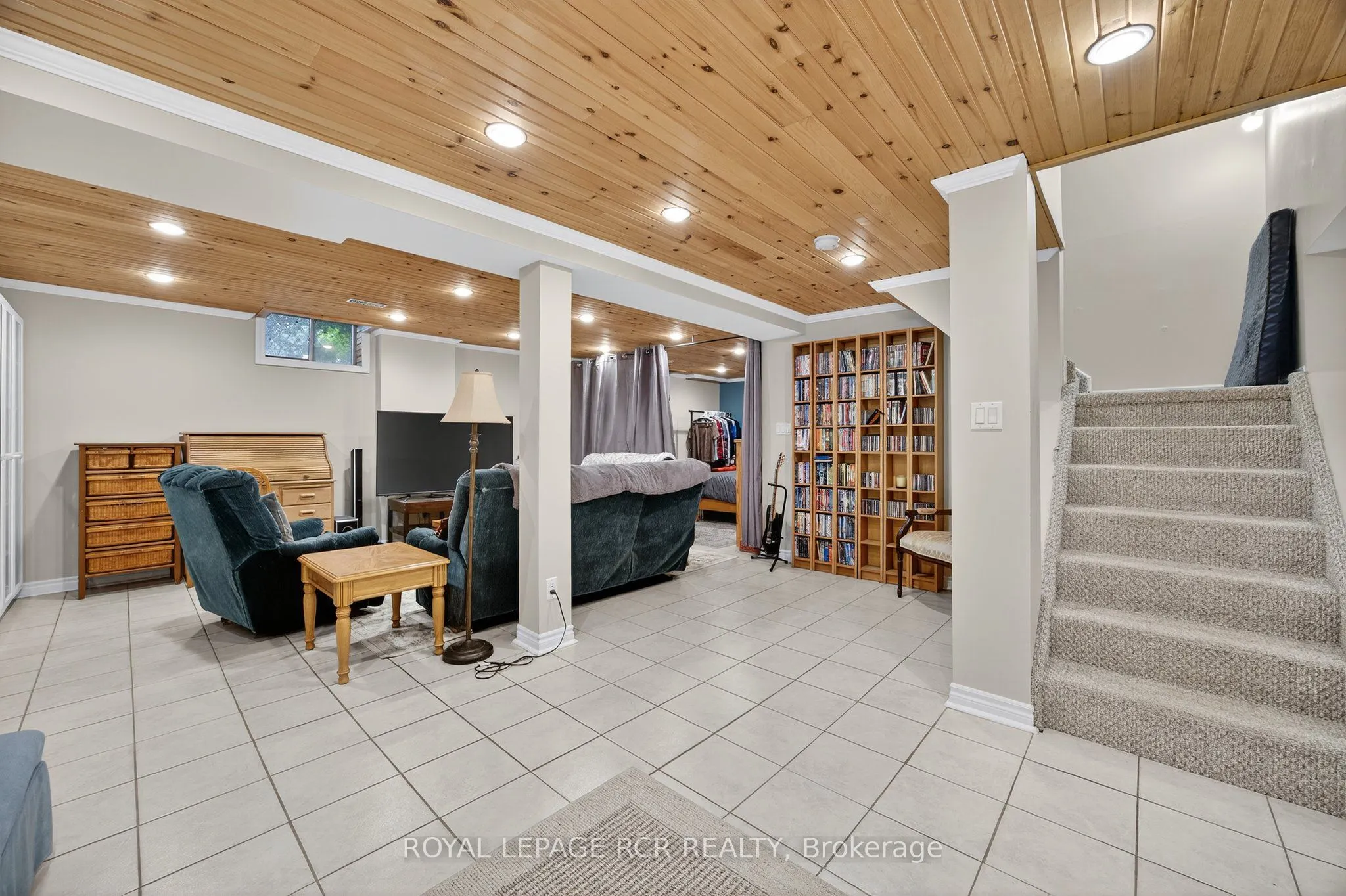 2 Dungey Crescent