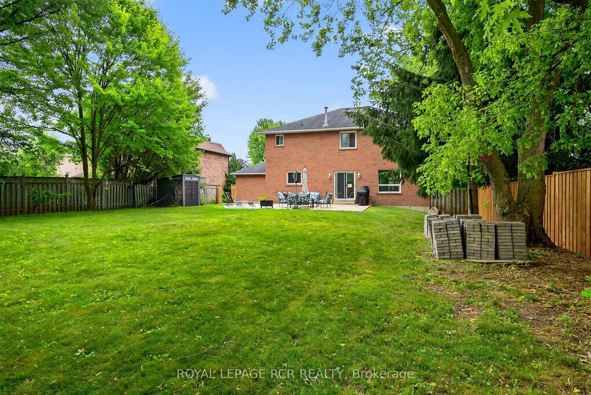 2 Dungey Crescent