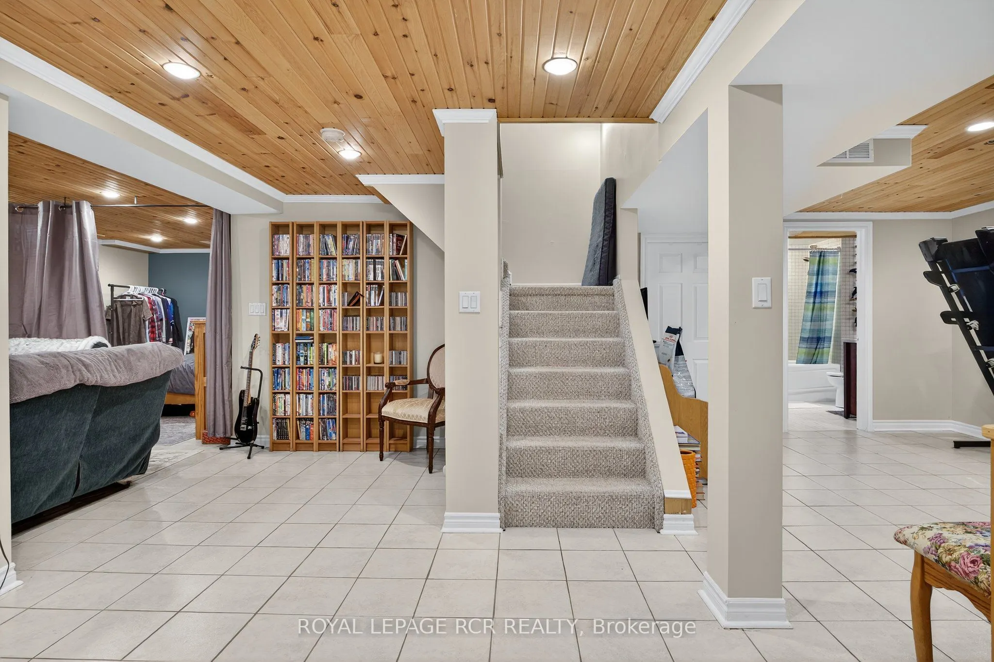 2 Dungey Crescent