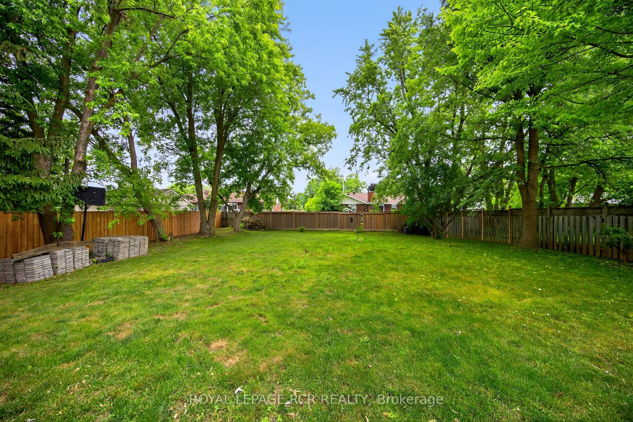2 Dungey Crescent