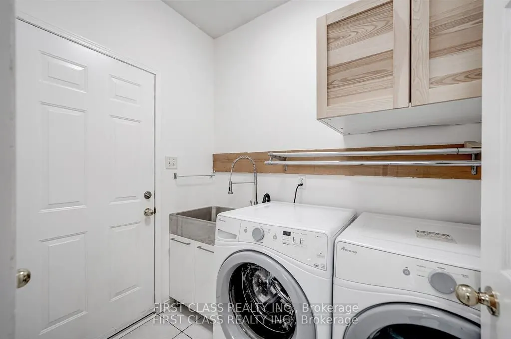 1905 Webster Boulevard