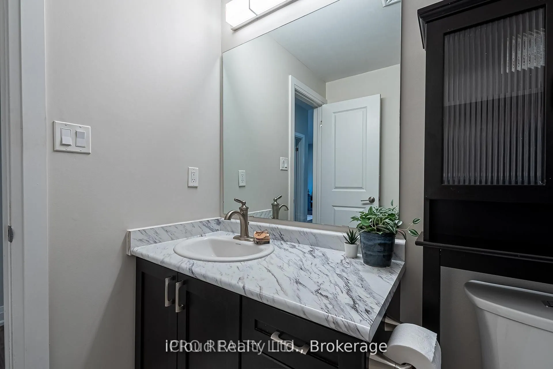 161 Wellington Street E, #107