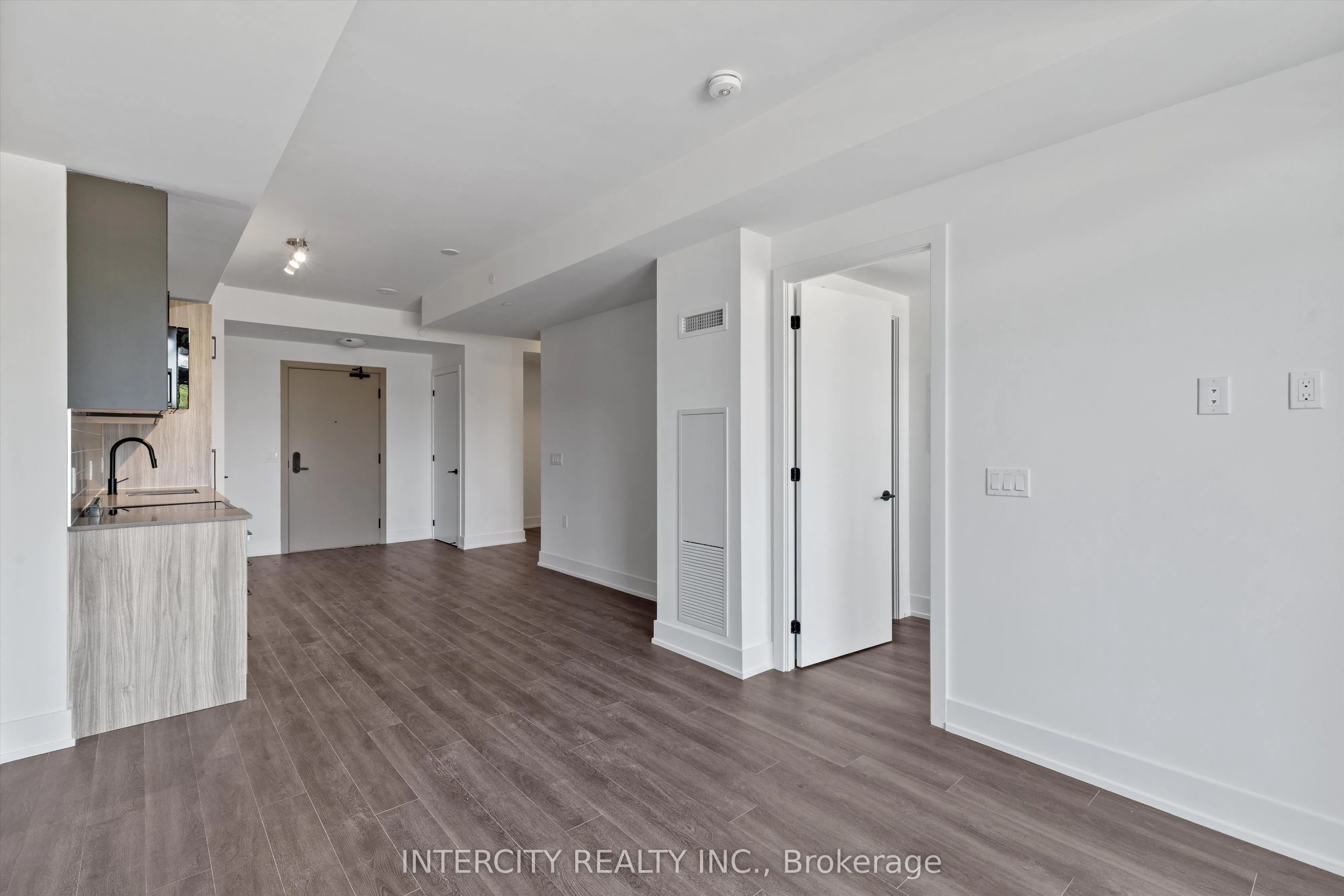 2075 King Road, #233