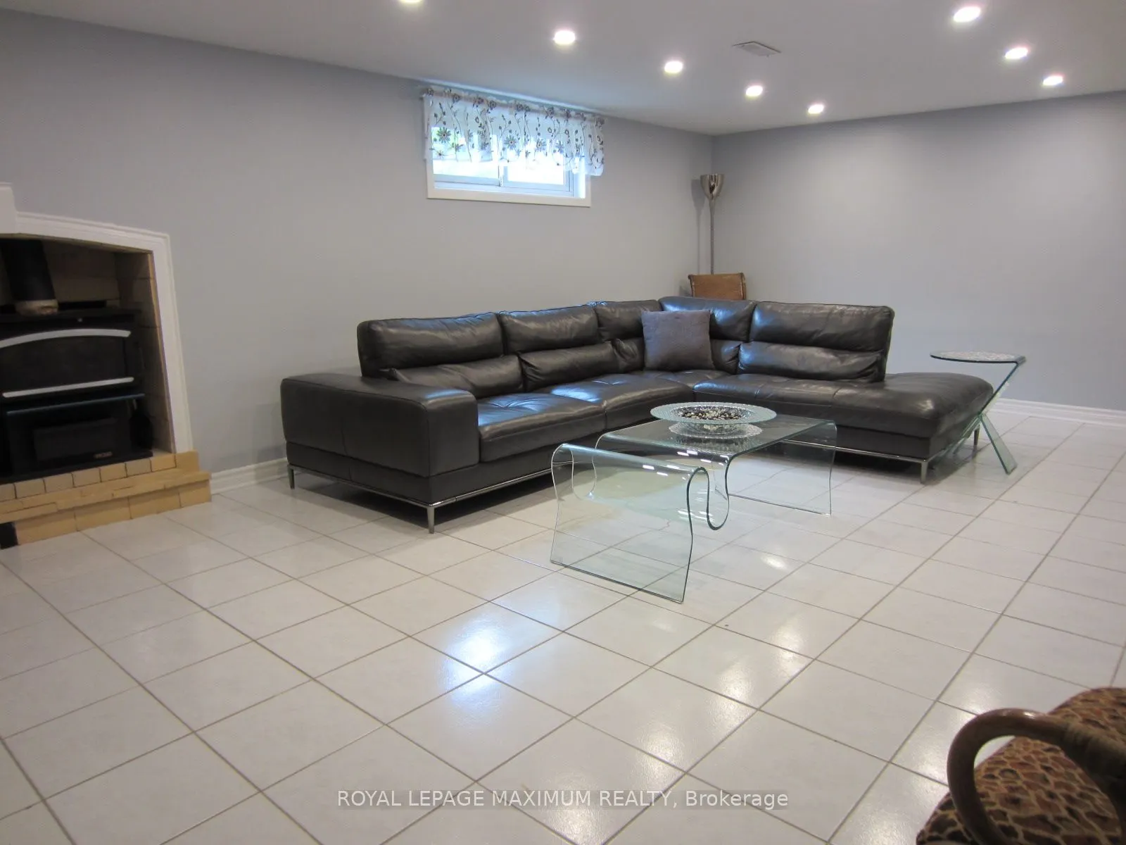 35 Lorengate Place