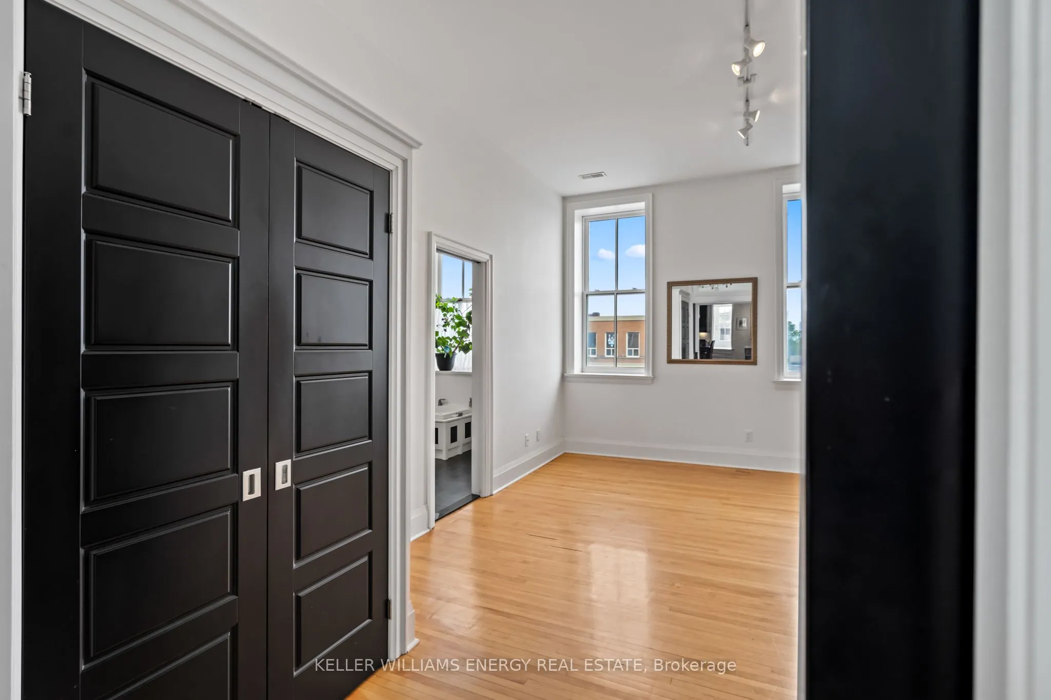 70 Brock Street W