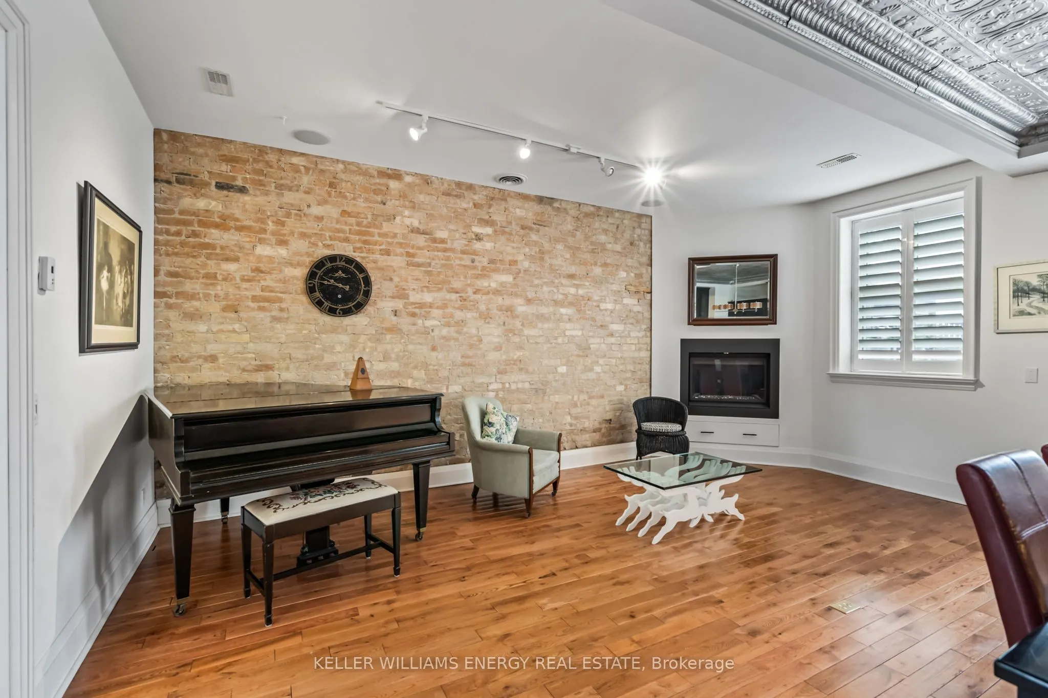 70 Brock Street W