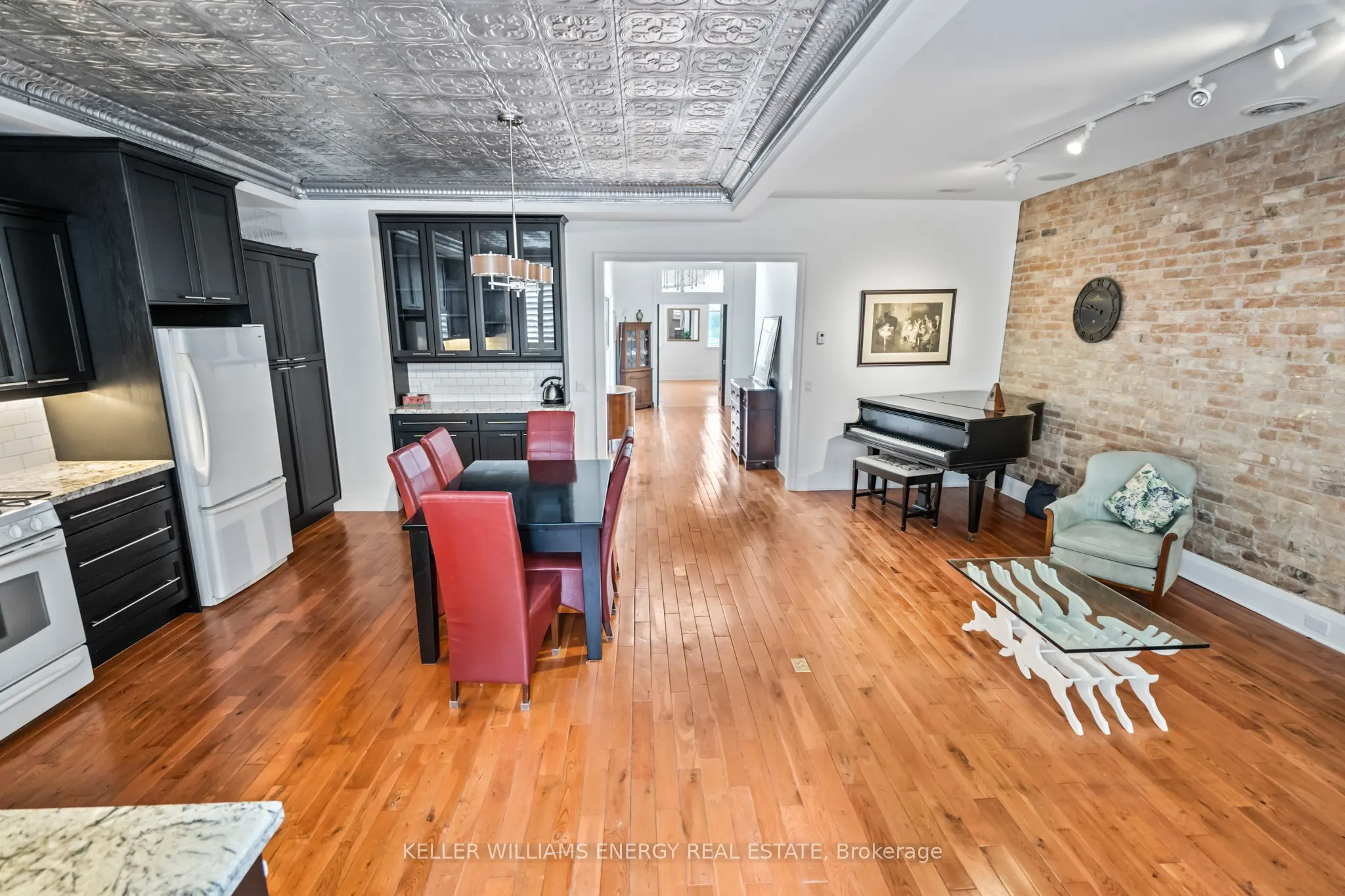 70 Brock Street W