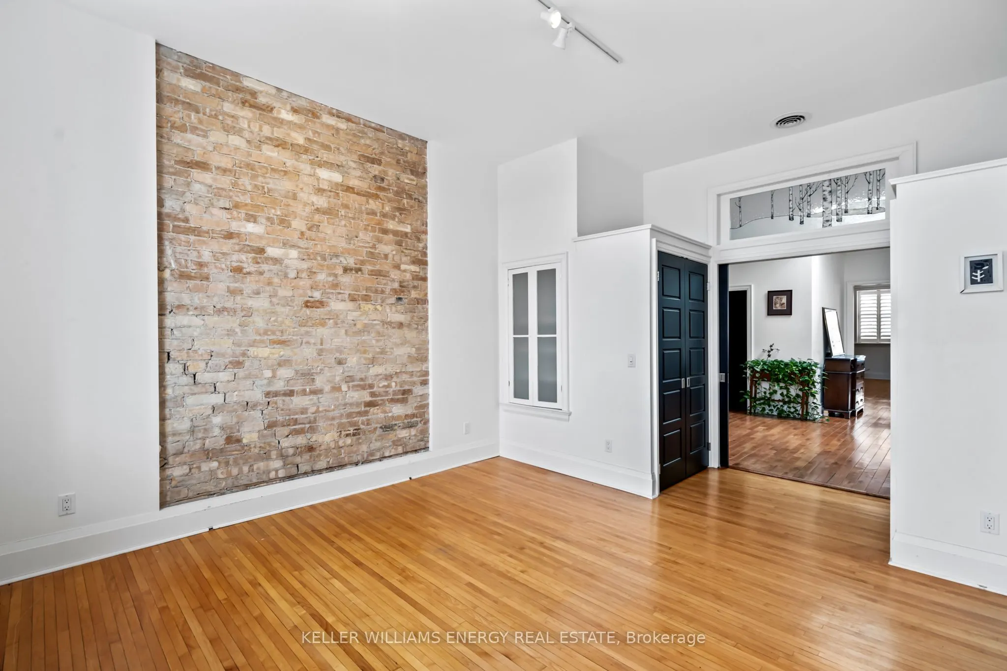 70 Brock Street W