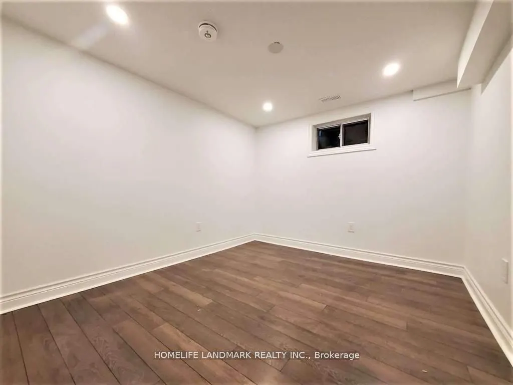 22 Knowles Crescent