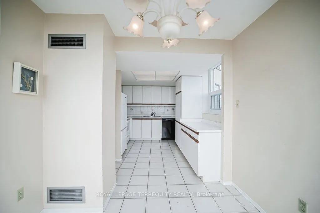 7601 Bathurst Street, #615
