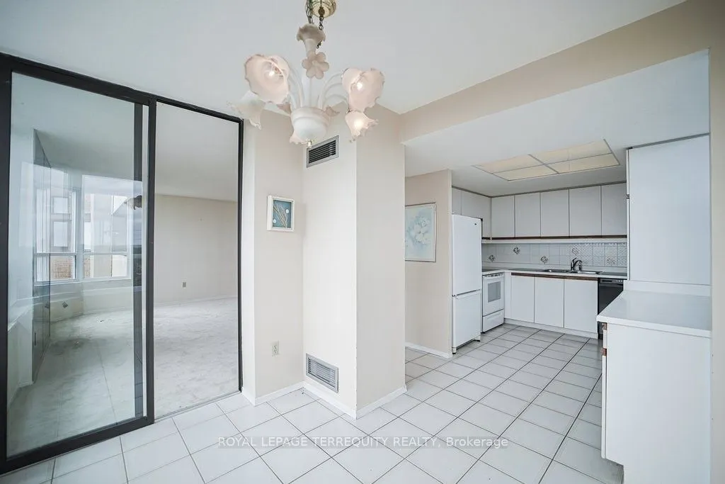 7601 Bathurst Street, #615